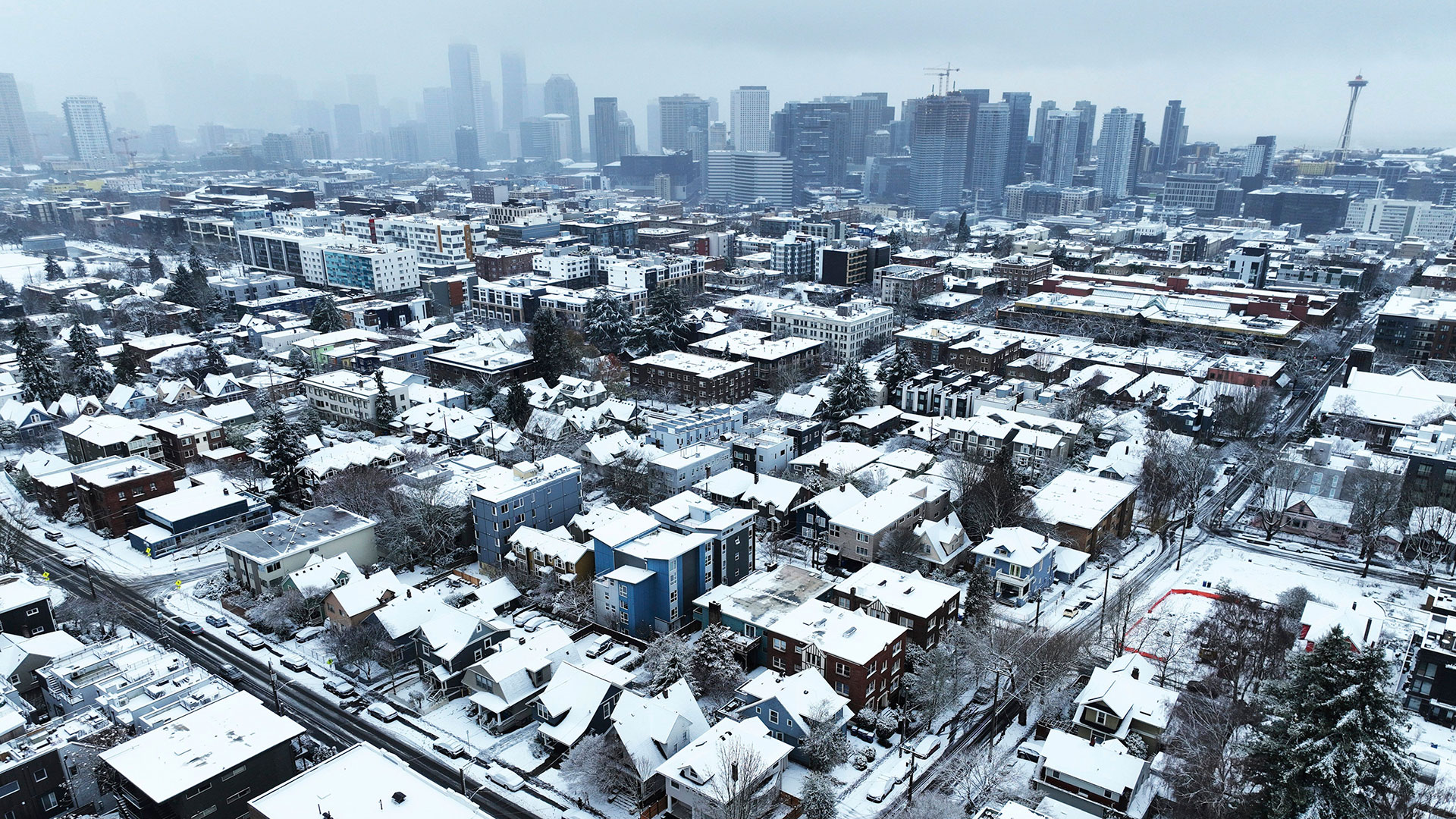 La nieve cubre las casas en Capitol Hill en un día de invierno en Seattle. 