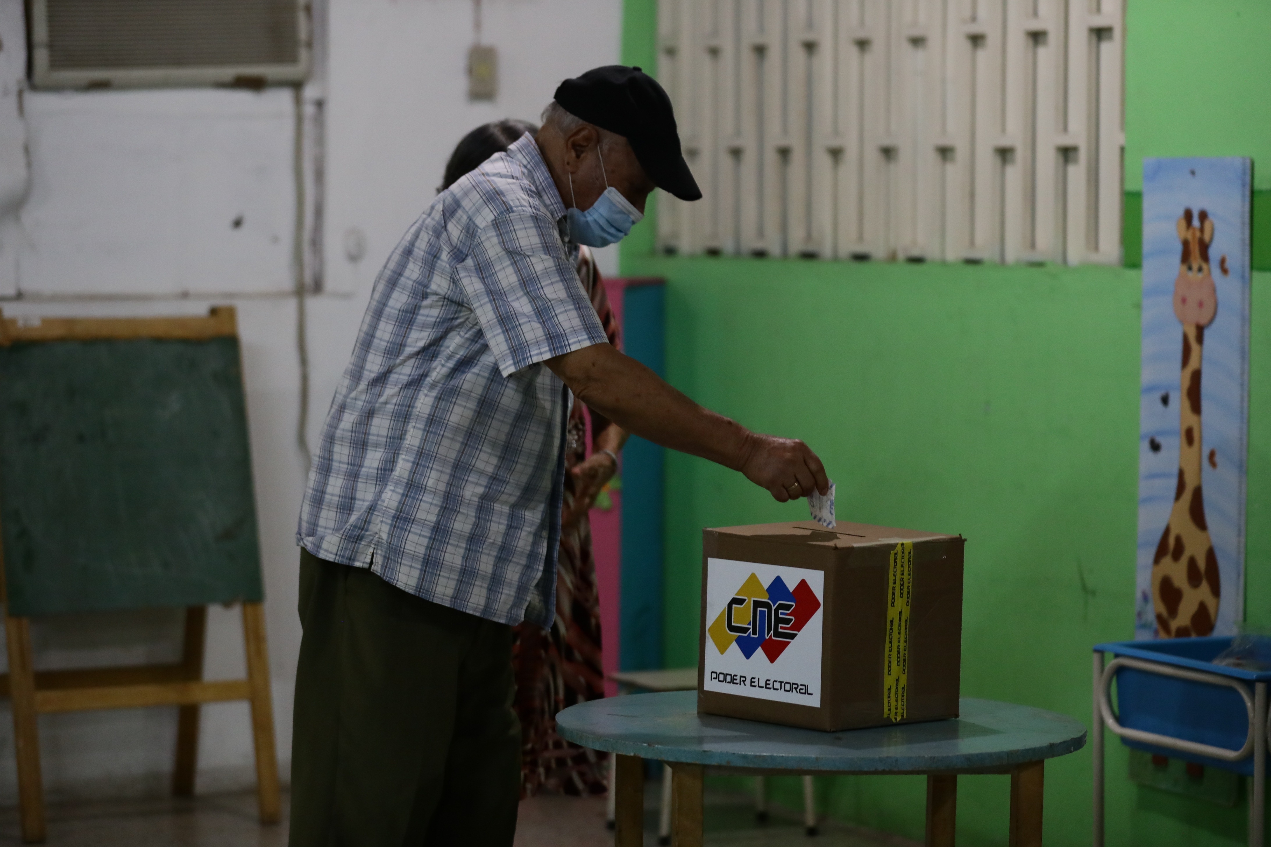 Las elecciones presidenciales en Venezuela serán en 2024 (EFE/Rayner Peña R.)

