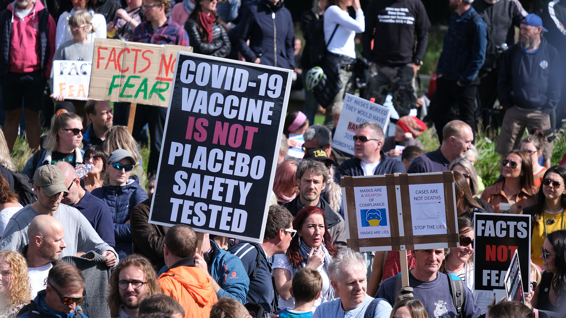 La comunidad científica advierte sobre los movimientos sociales que se oponen a las vacunas contra el coronavirus (Shutterstock)