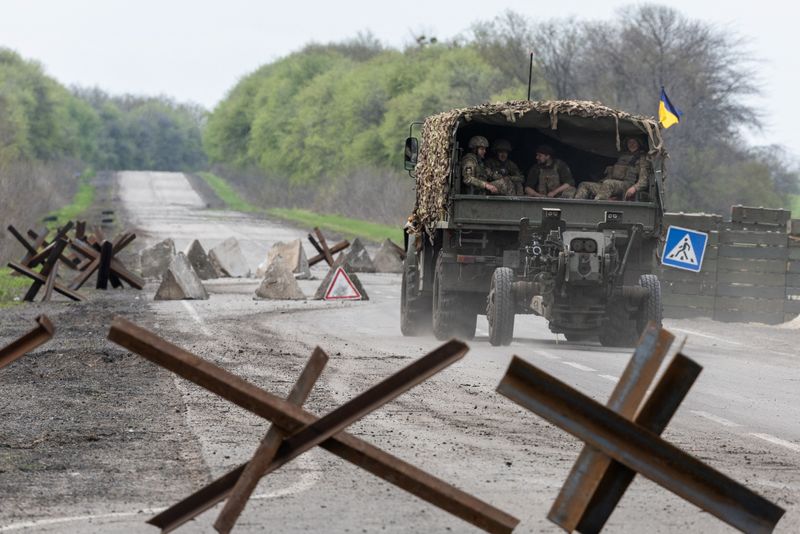 Un vehículo militar ucraniano avanza hacia el frente de batalla cerca de Izyum, en la región de Donetsk, Ucrania. 23 abril 2022. REUTERS/Jorge Silva