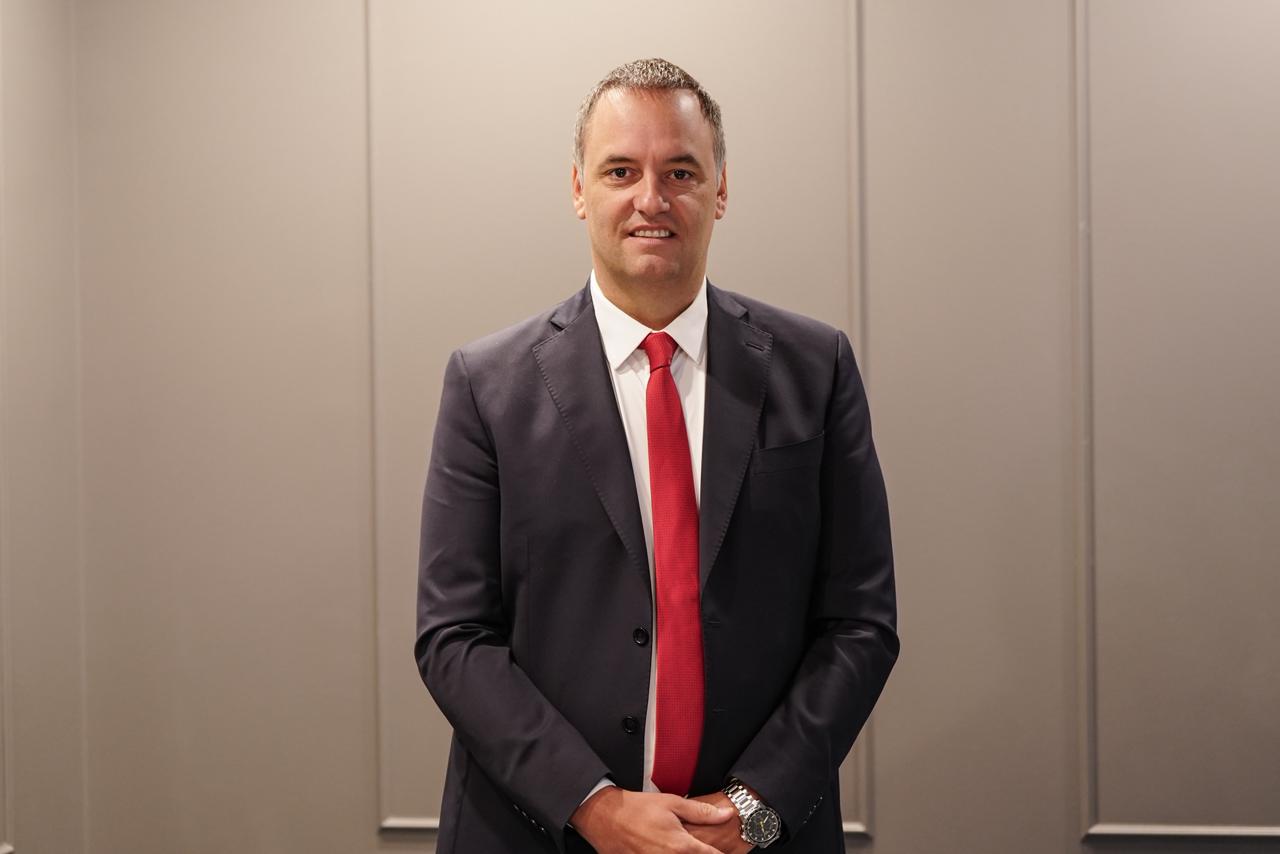 Un carguero tailandés fue atacado cerca del Estrecho de Ormuz: rescataron a 20 marineros y hay tres desaparecidos