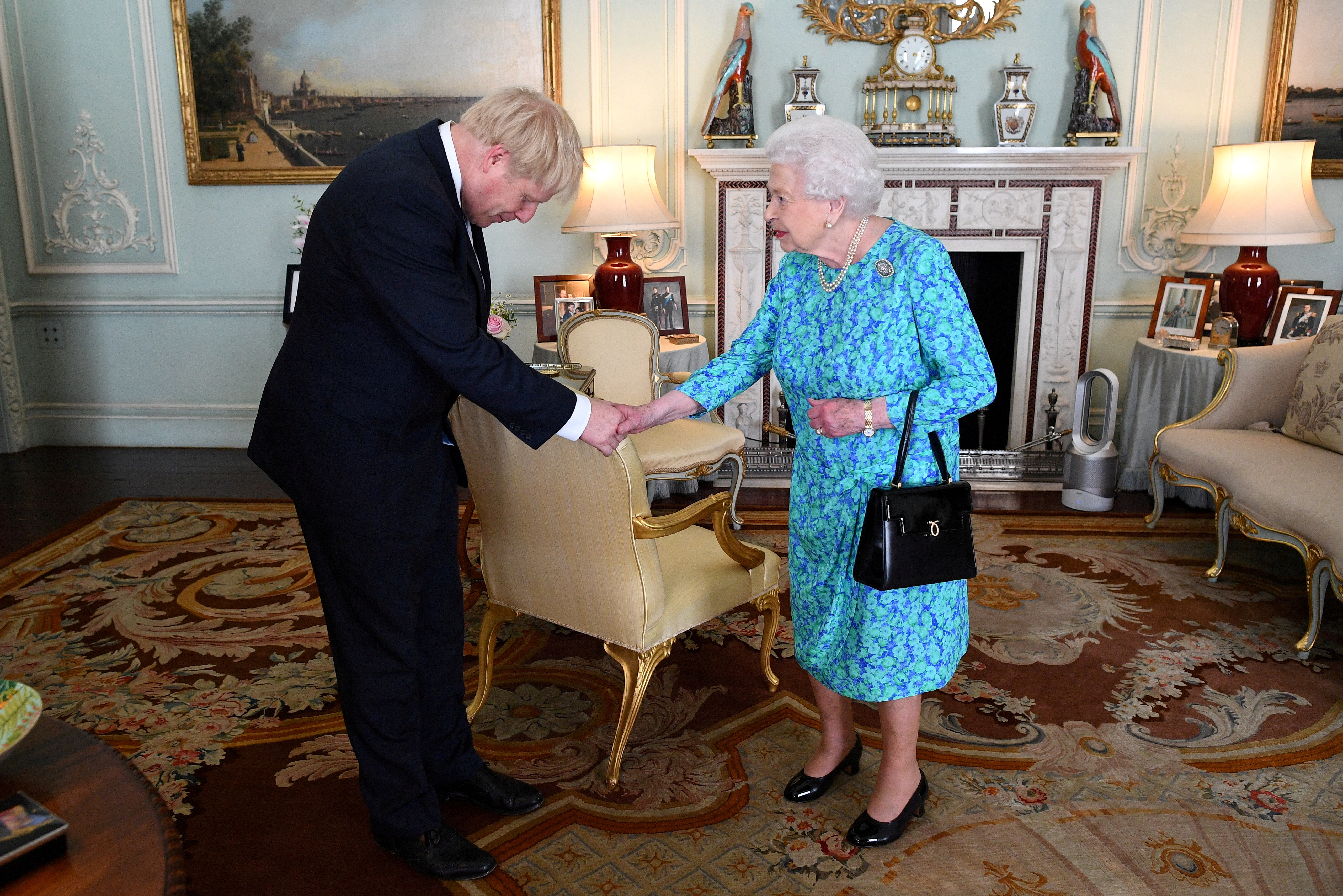 FOTO DE ARCHIVO: La reina Isabel II da la bienvenida a Boris Johnson durante una audiencia en el Palacio de Buckingham, donde lo reconoció oficialmente como el nuevo Primer Ministro, en Londres, Reino Unido, el 24 de julio de 2019 (Victoria Jones/Pool via REUTERS/File Photo)