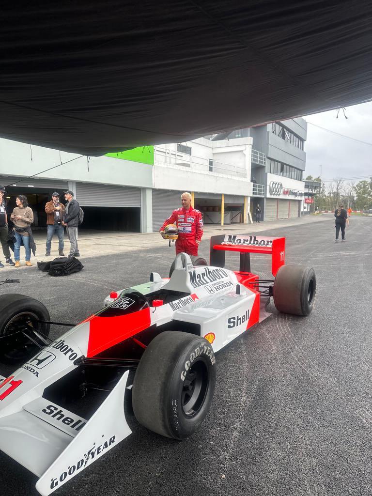 El McLaren MP4/4 en los boxes del Autódromo de Buenos Aires