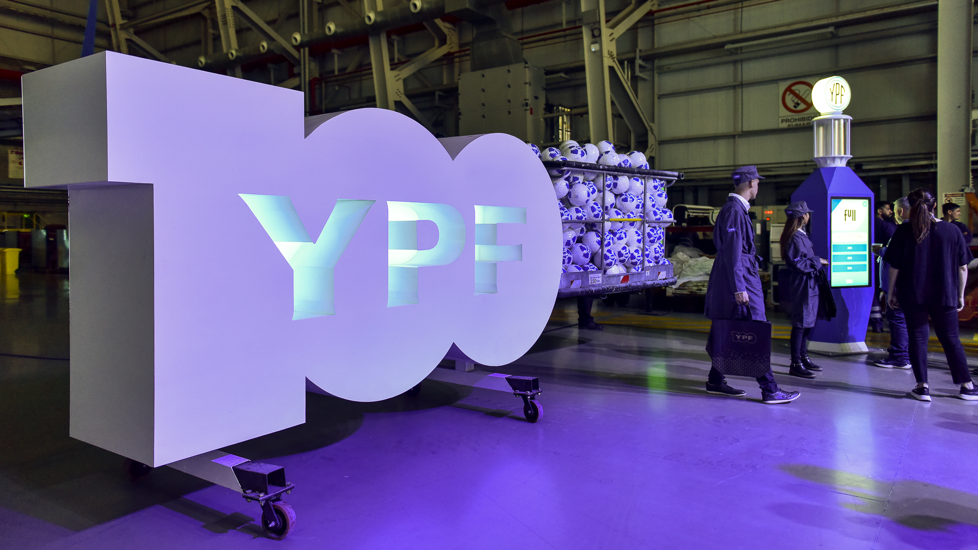YPF protagonizó la presentación del avión especial de la Selección de Fútbol (Crédito: Gustavo Gavotti)