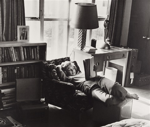 Marilyn leyendo en su departamento, por André De Dienes