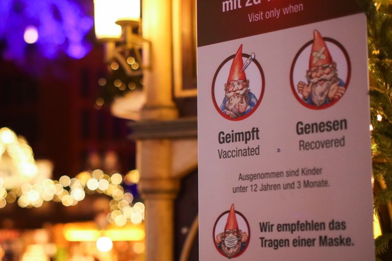 Un cartel sobre la norma "2G", que limita el acceso a mercados de Navidad tan sólo a quienes se hayan vacunado o recuperado de la enfermedad COVID-19, en Colonia, Alemania, el 22 de noviembre de 2021. REUTERS/Thilo Schmuelgen
