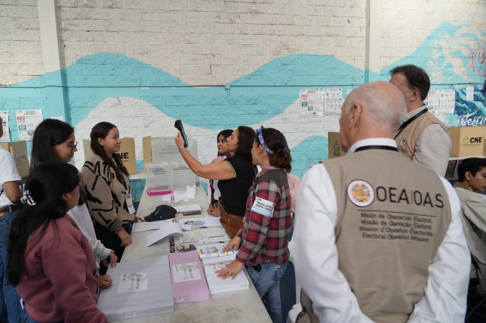 Gritos, banderas argentinas y celulares al aire: así se vivió en Plaza de Mayo el paso de los aviones caza F-16