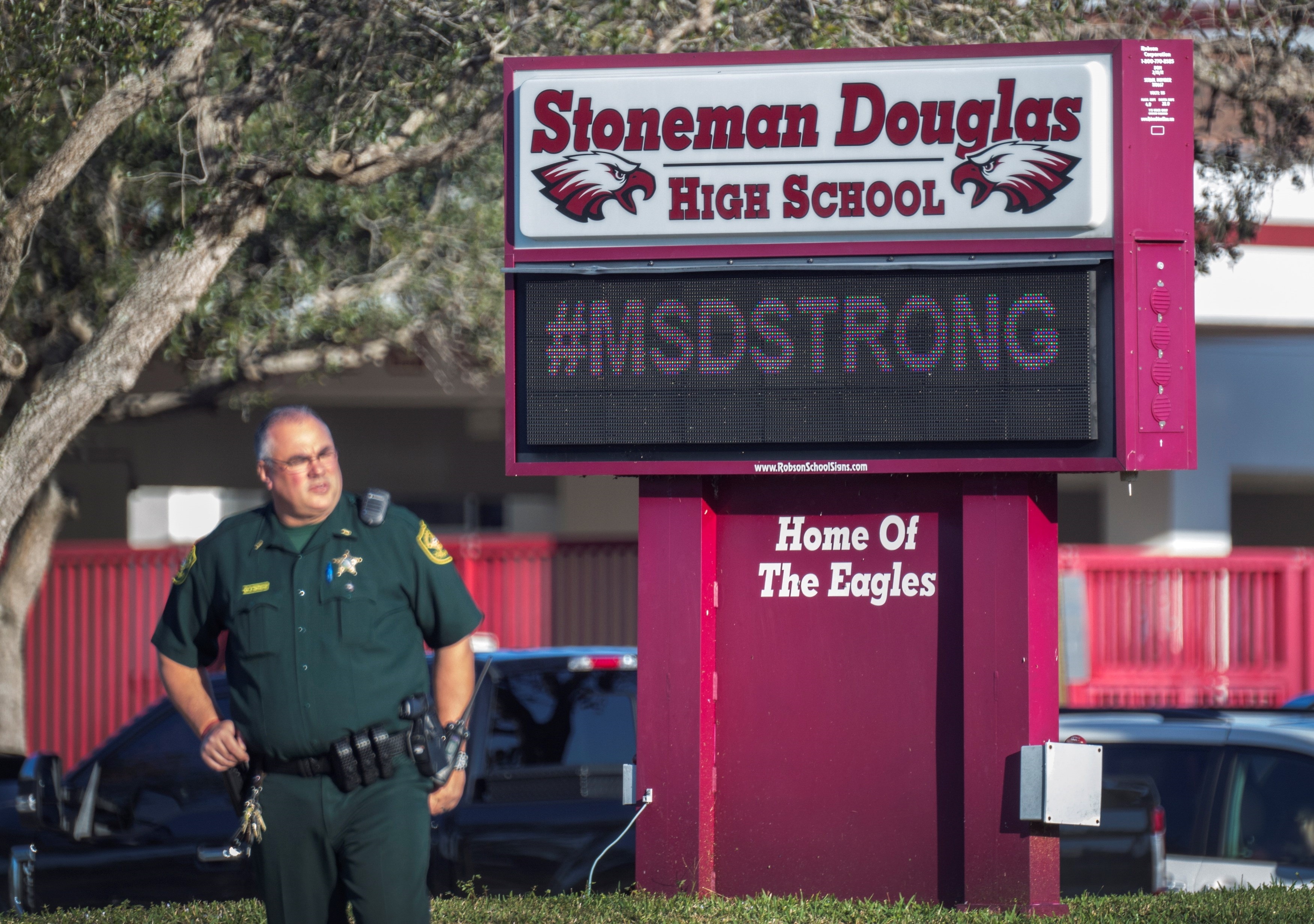 Un policía que monta guardia en la entrada del instituto Marjory Stoneman Douglas, en Parkland, Florida (Estados Unidos). EFE/Cristobal Herrera/Archivo
