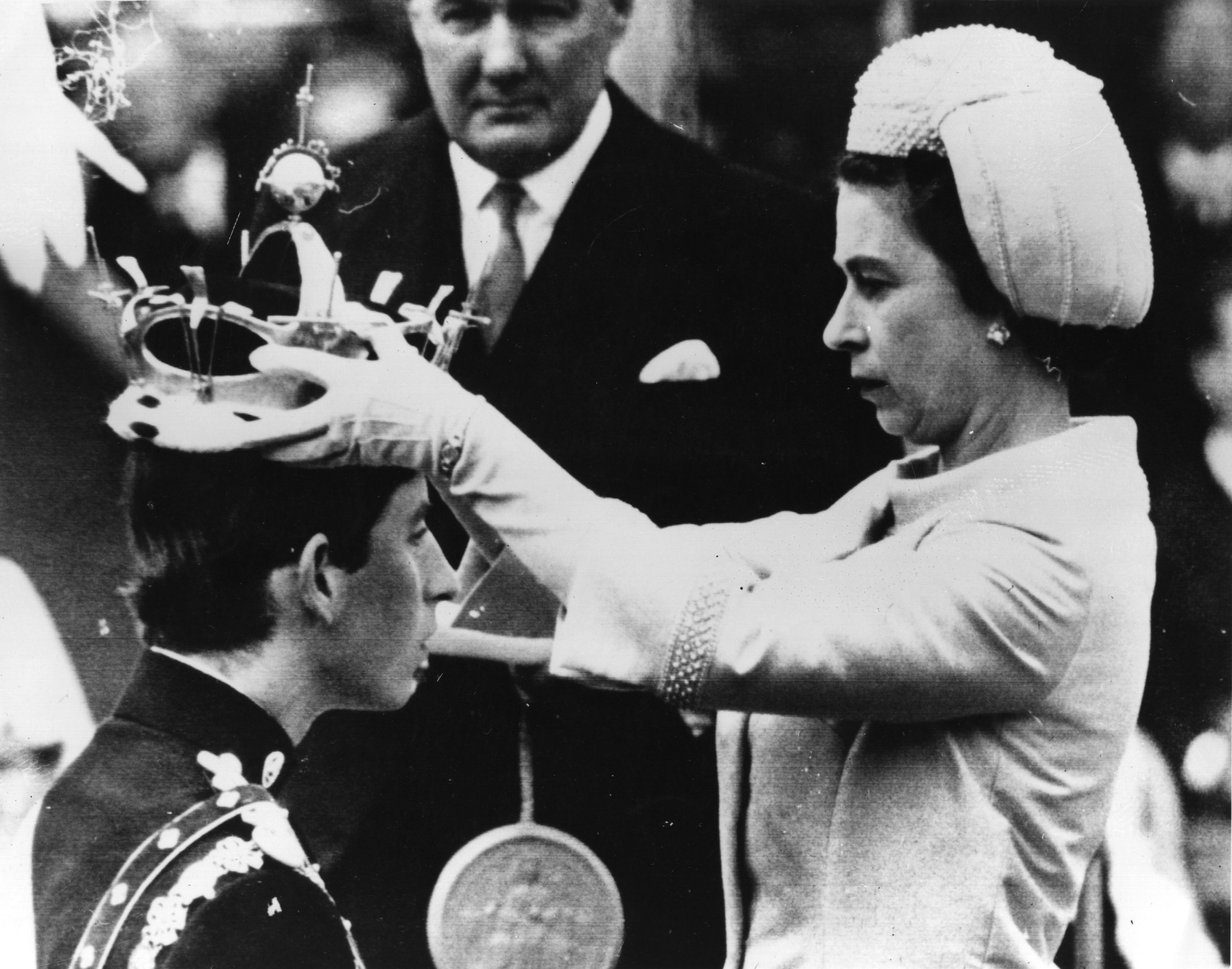 1 de julio de 1969: La Reina coloca la corona del Príncipe de Gales en la cabeza de Carlos, Príncipe de Gales, durante su ceremonia de investidura (Photo by Central Press/Getty Images)