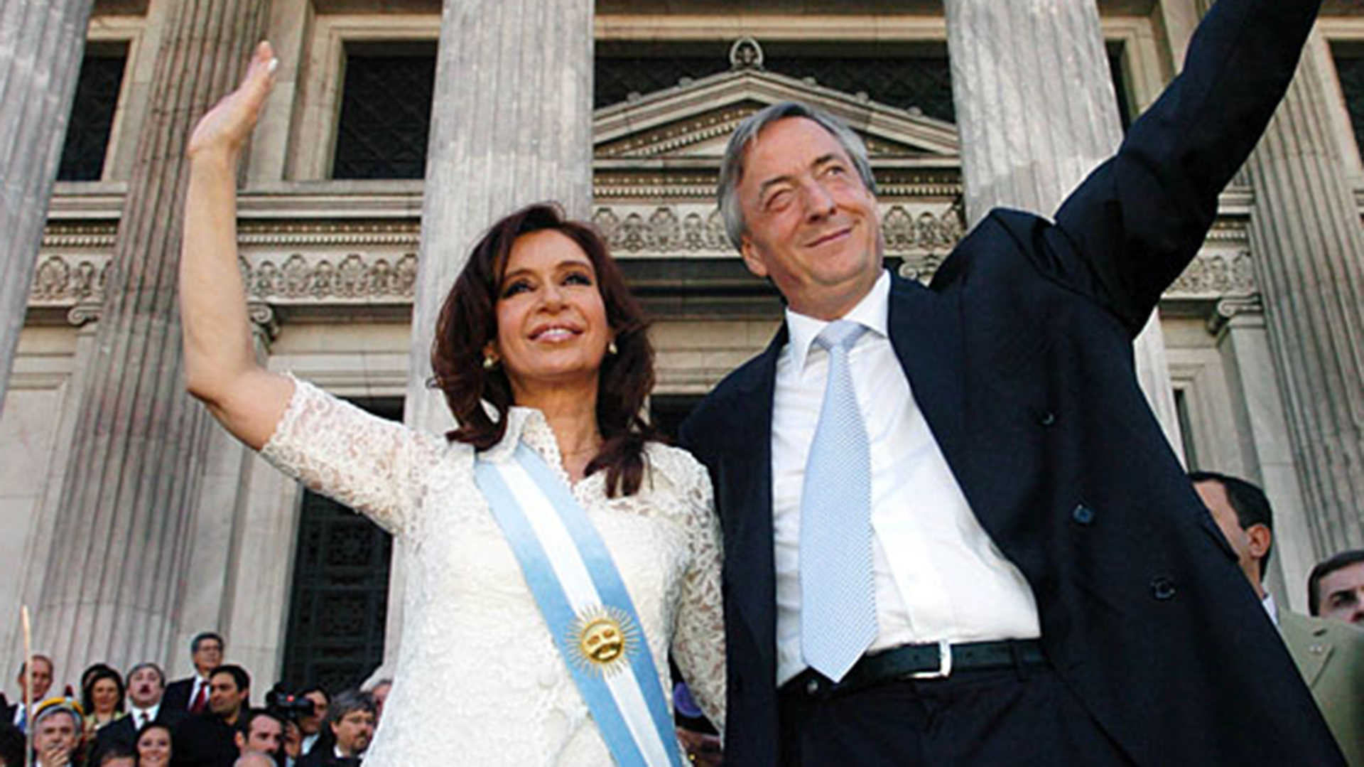 Cristina junto a Néstor Kirchner el día que asumió su primer mandato como presidenta (Daniel Darrás/Archivo Télam)