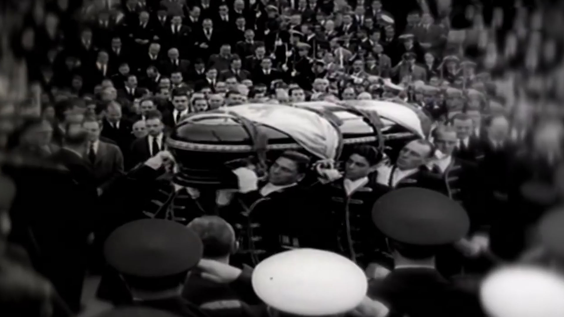 El ataúd de Eva Perón, en medio de una multitud.