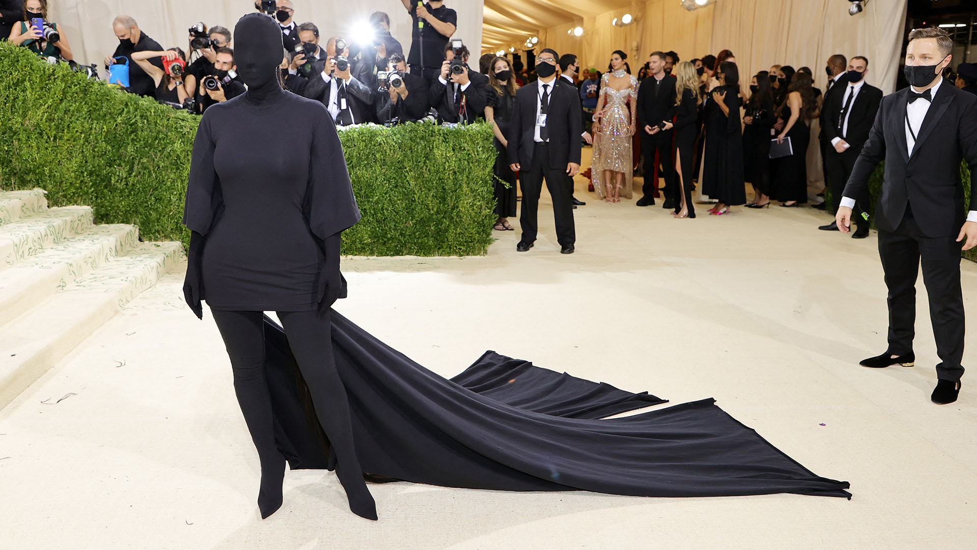 Me encantaría vestir a Kim Kardashian. Para mí es la reina del mundo en este momento. Hay que ver cómo hizo esas entradas en las galas del MET, en Nueva York. Fíjate que no me gusta el negro, pero el día ese que llegaba.... que iba entera... con su coleta... con su todo (Getty Images vía AFP)
