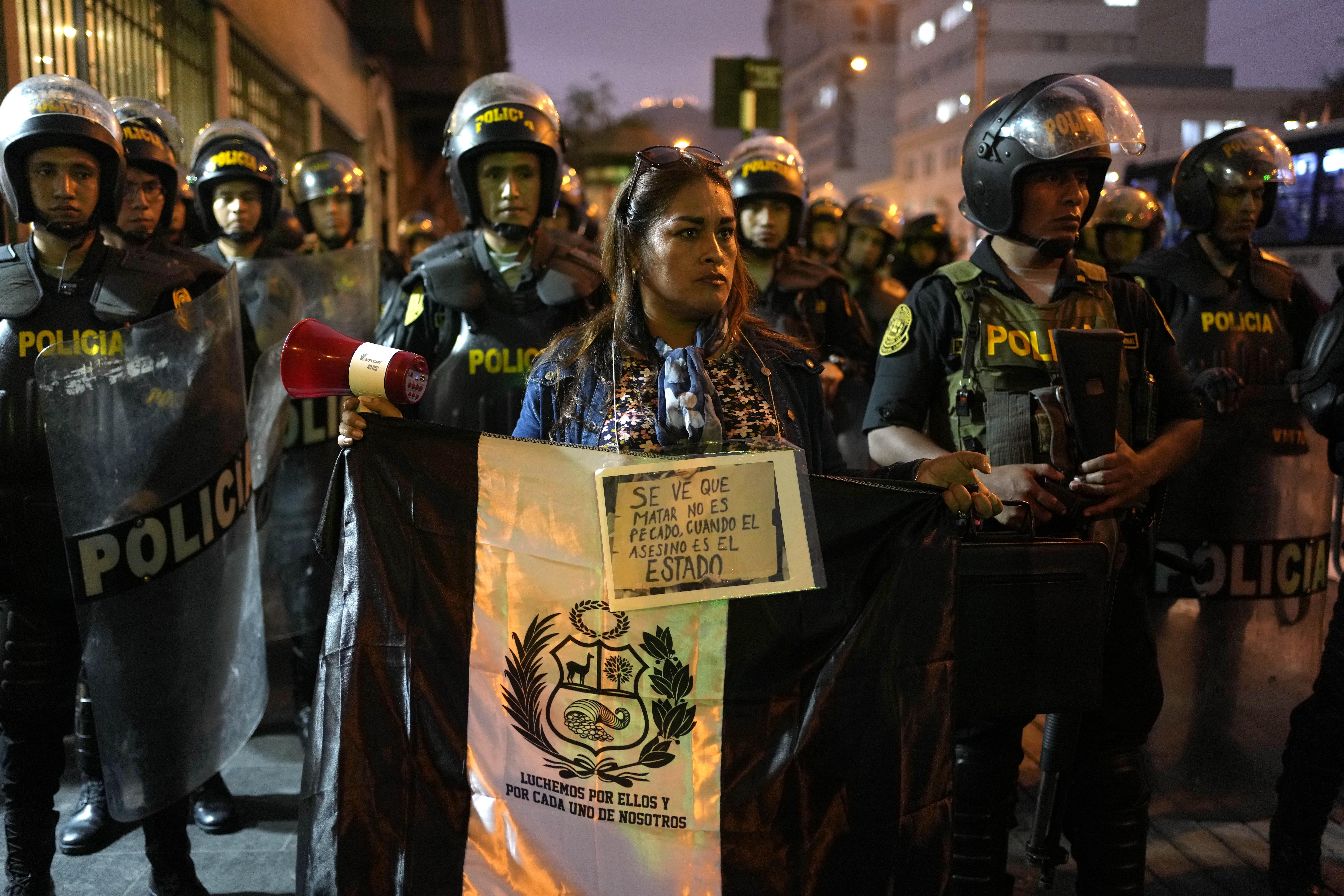 Una manifestante protesta contra la presidenta de Perú, Dina Boluarte, frente al edificio del Congreso en Lima, Perú, el miércoles 14 de junio de 2023. Las protestas antigubernamentales en Perú exigen un adelanto electoral, la renuncia de la presidenta Boluarte y de los miembros del Congreso, la liberación del destituido Pedro Castillo y justicia por los manifestantes muertos en enfrentamientos con la policía. (AP Foto/Martín Mejía)