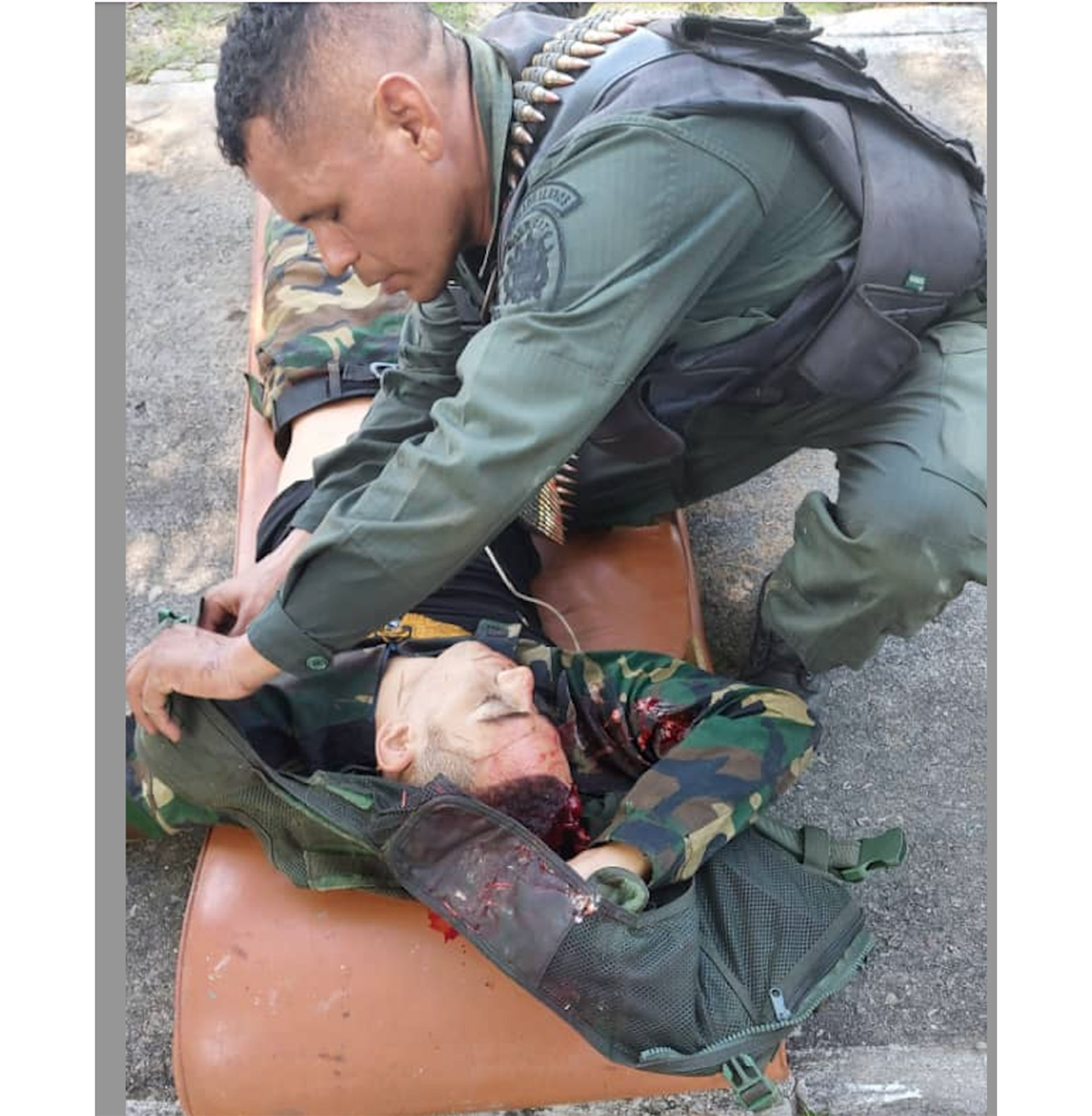 Un militar venezolano auxilia a un compañero herido durante los enfrentamientos en marzo y abril 2021 entre el Décimo Frente y la FANB