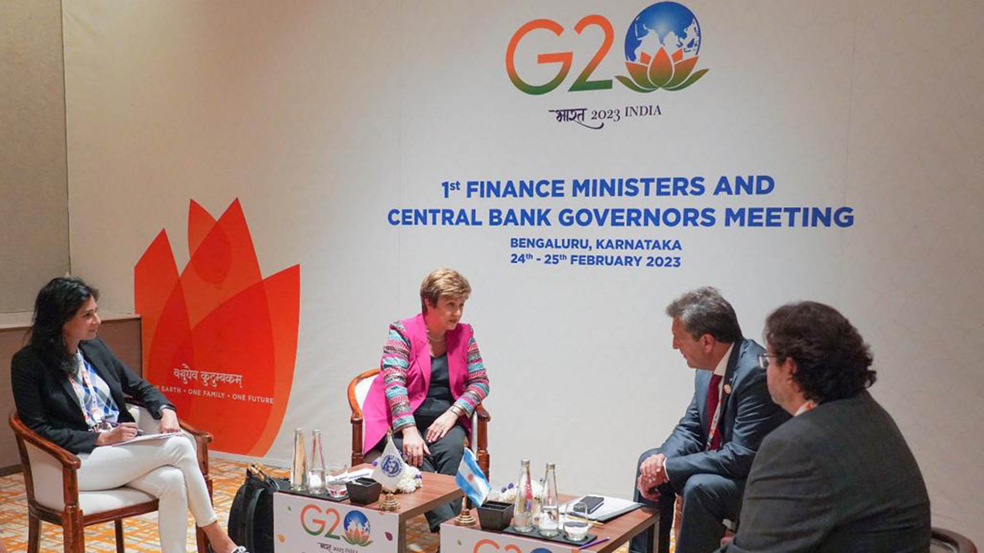 Sergio Massa, Kristalina Georgieva (directora gerente del FMI), Gita Gopinath (vice directora gerente del FMI) y Marco Lavagna, director de Relaciones Internacionales del Palacio De Hacienda, durante la reunión que protagonizaron en la cumbre del G20 en Bengaluru