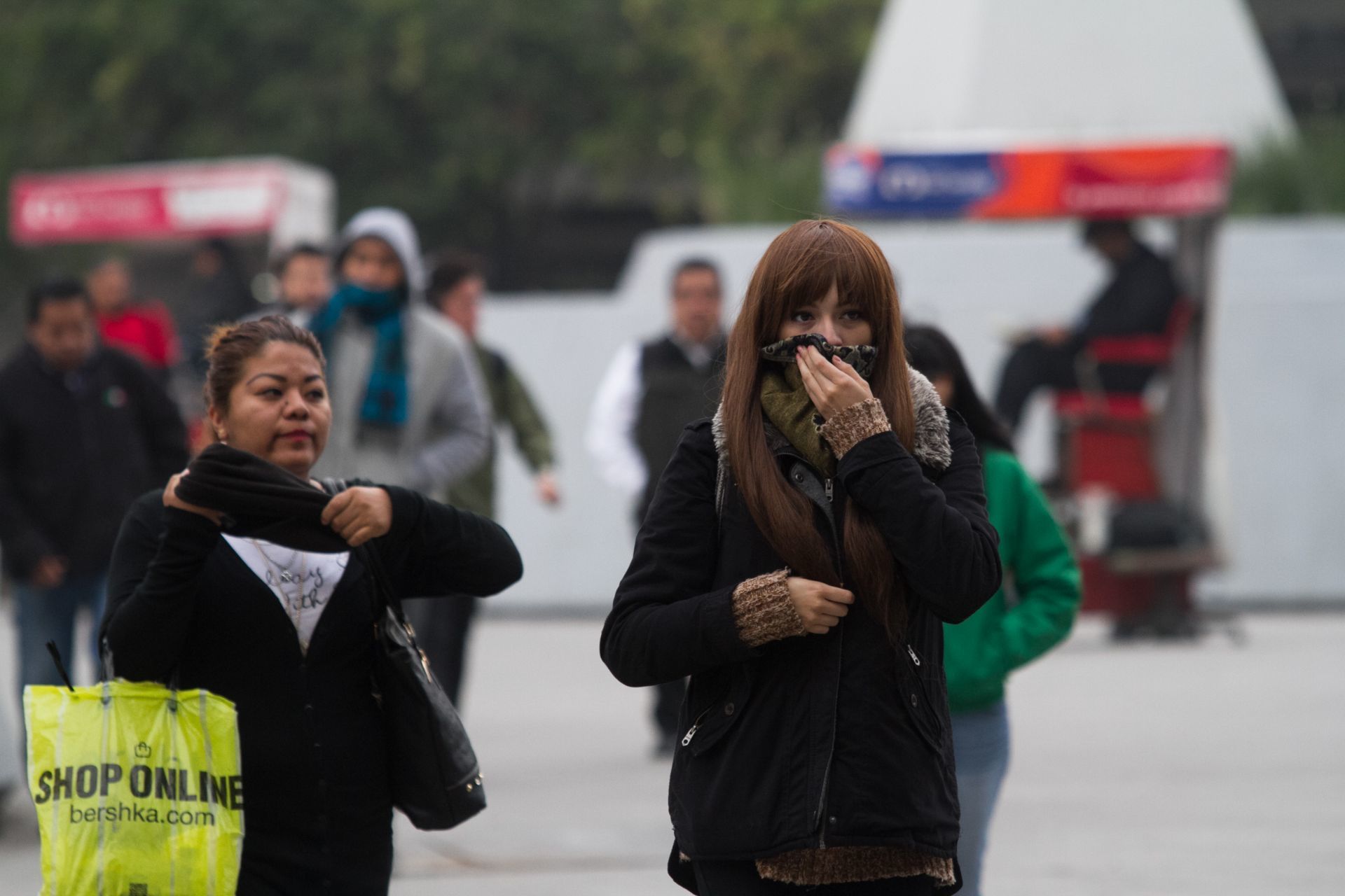 CIUDAD DE MÉXICO, 09ENERO2017.- Un intenso frío se sintió por la mañana en la capital, lo que obligó que los ciudadanos salieran abrigados con abrigos, chamarras y bufandas, el termómetro marcó los 3 grados centígrados, esto provocado por el frente frío número 21. 
FOTO: ADOLFO VLADIMIR /CUARTOSCURO.COM
