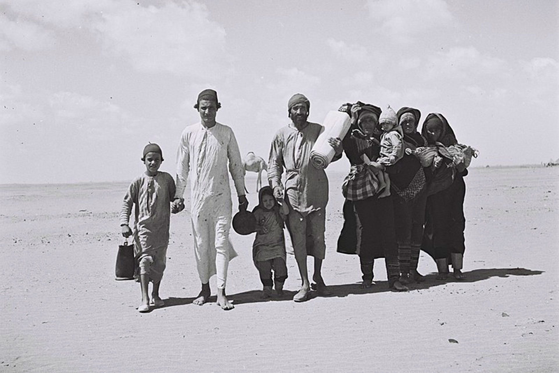 Los judíos yemeníes debieron caminar desde sus lugares de residencia hasta la frontera con Adén. No era un trayecto fácil a través del desierto, donde no solo debieron enfrentar el viento y las tormentas de arena, sino también los ataques de bandidos (Dominio público)