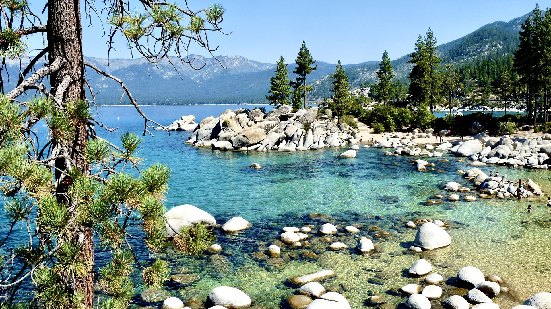 El lago Tahoe es un gran lago de agua dulce en la cordillera Sierra Nevada, que se extiende por la frontera de California y Nevada (Turismo Lake Tahoe)