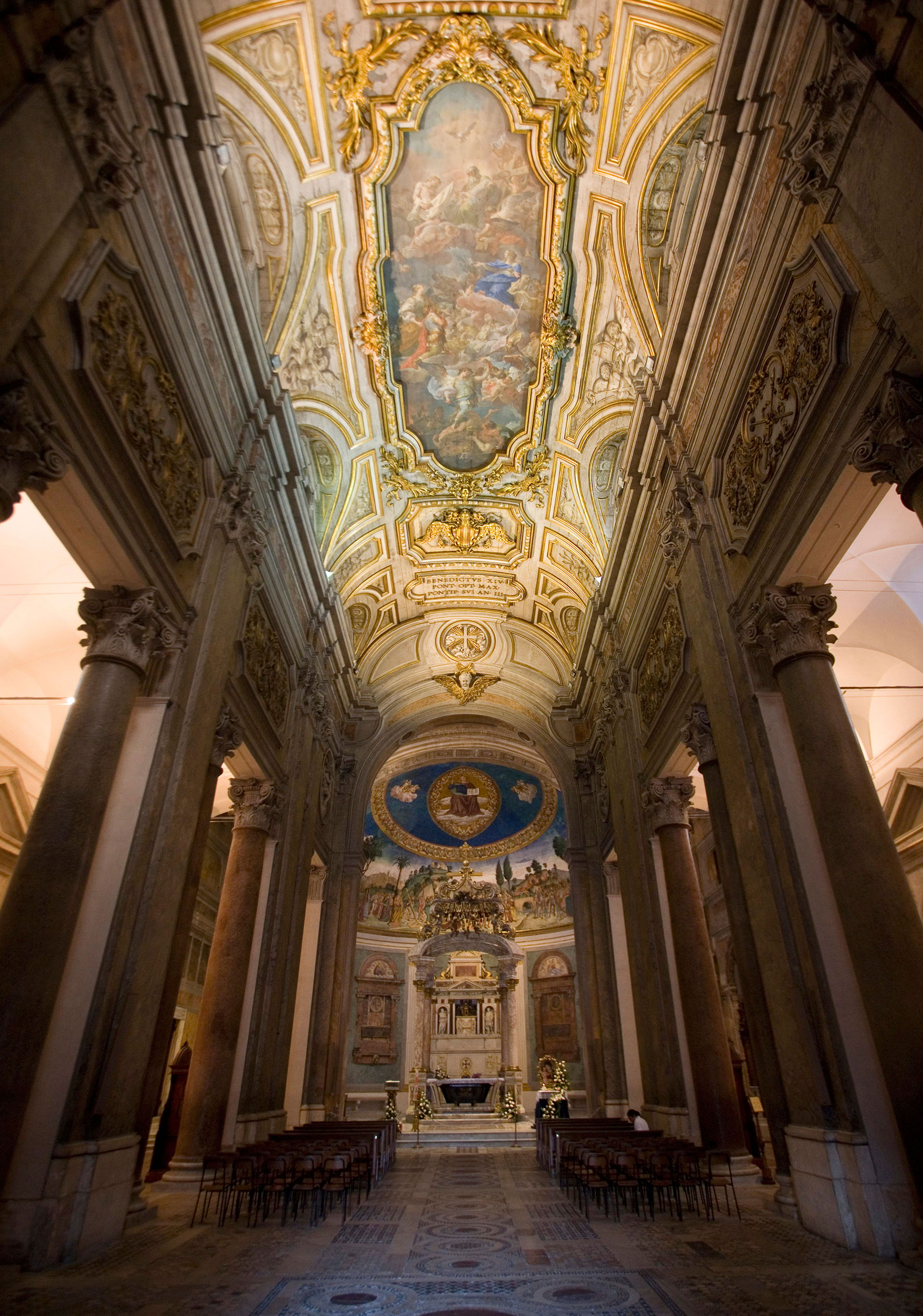 Interior de la Basílica di Santa Croce in Gerusalemme, en Roma (Grosbygroup)