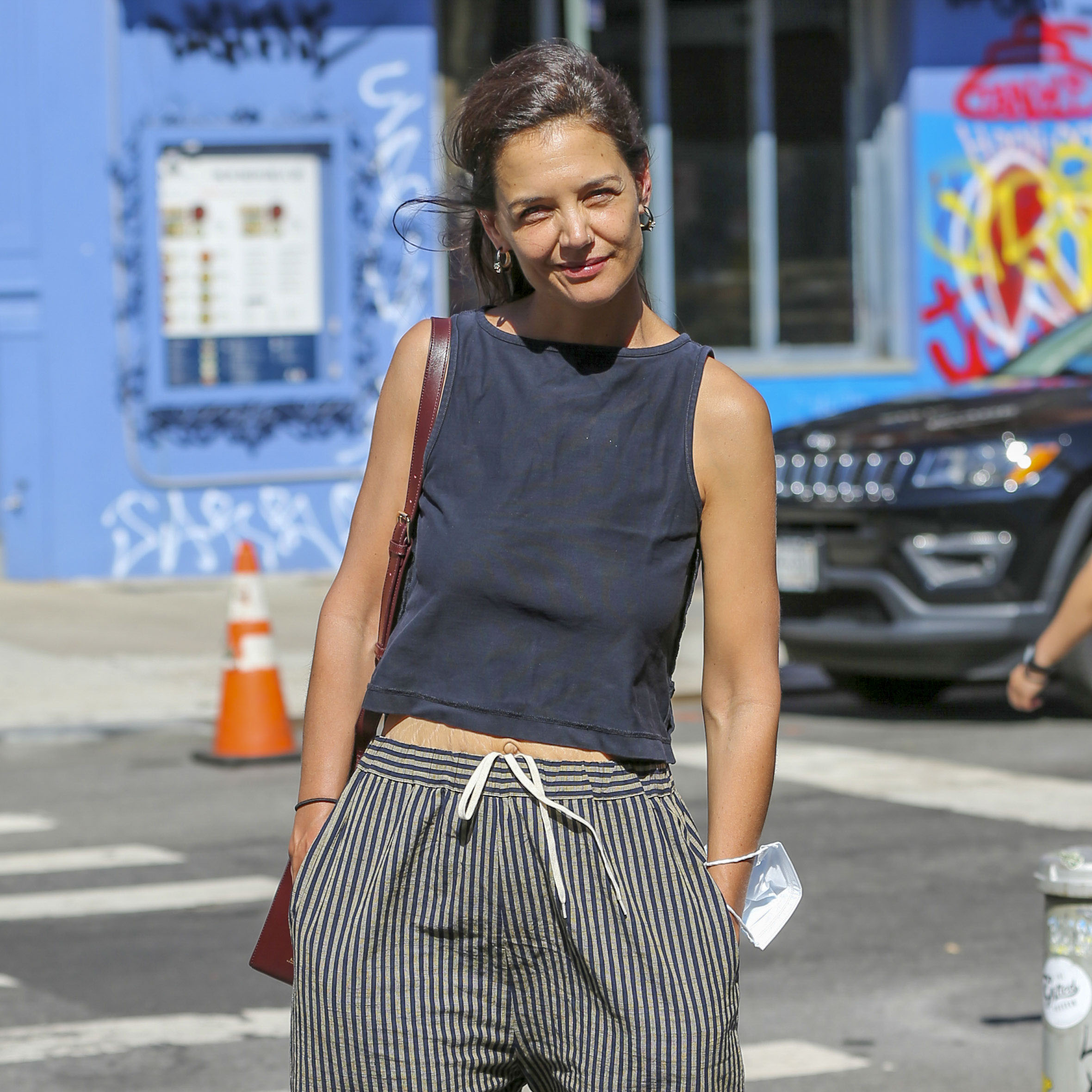 With the simplicity that characterizes her, Katie Holmes chose striped pants with a drawstring at the waist and a sleeveless blouse to walk through Manhattan