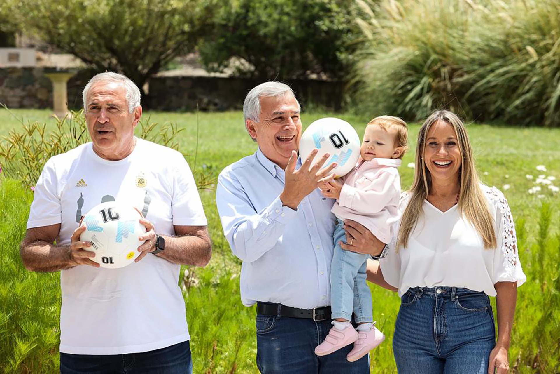 Morales, su mujer y su pequeña hija junto al embajador Stanley