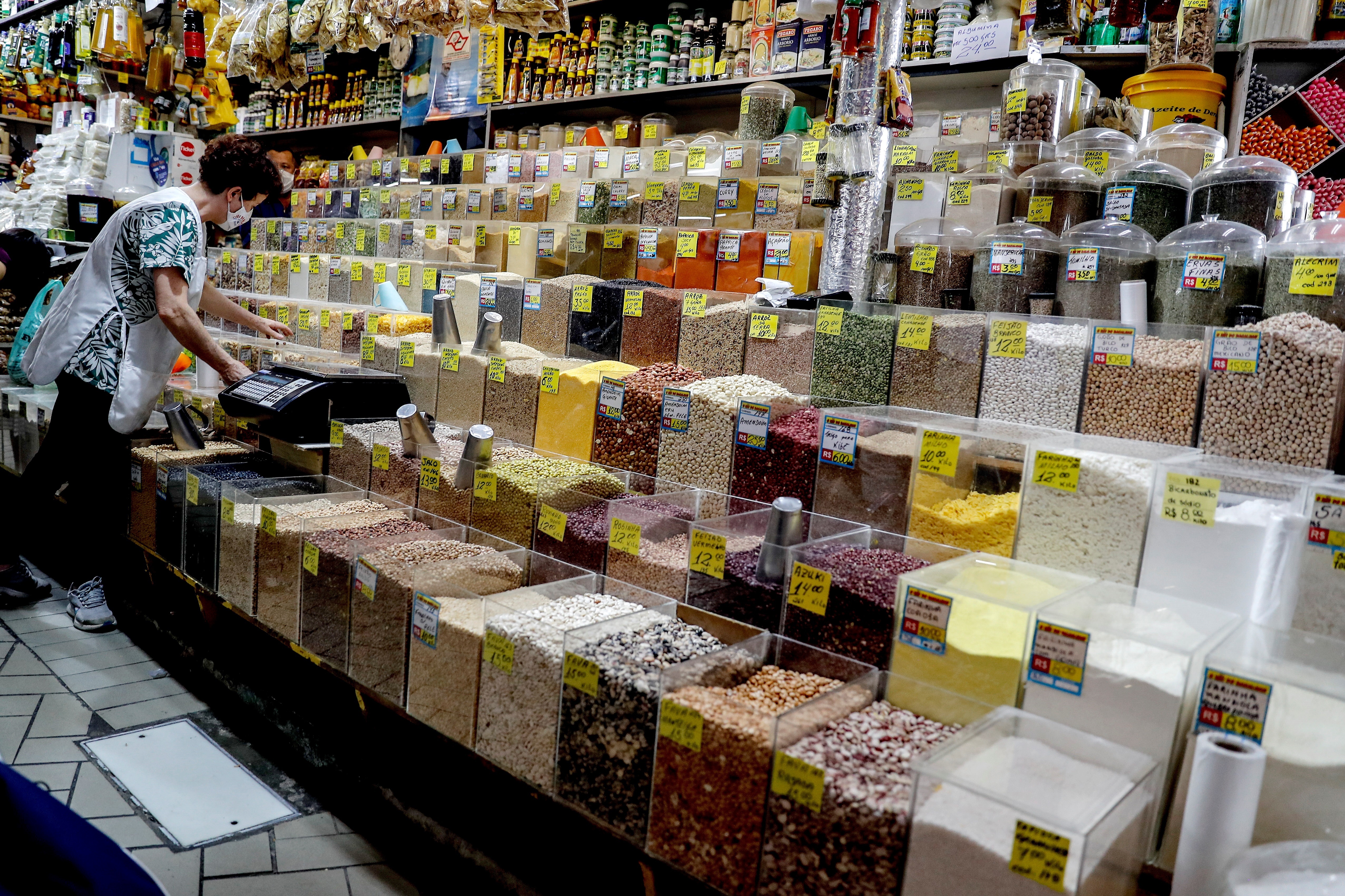 Consumidores compran alimentos básicos en un mercado popular, en San Pablo (Brasil). EFE/Sebastiao Moreira/Archivo
