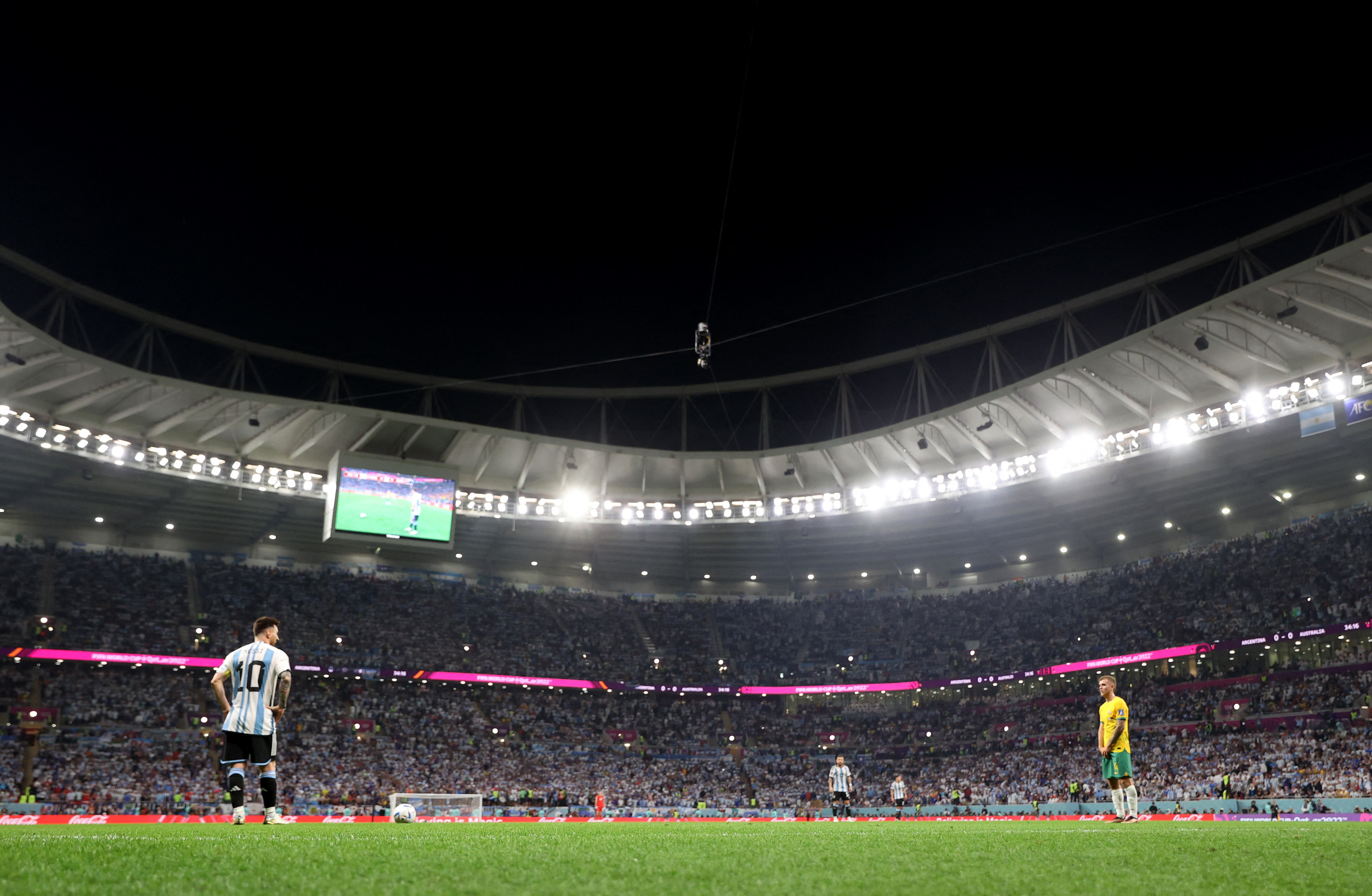 Messi se dispone a ejecutar el tiro libre que dio inicio a la jugada (REUTERS/Carl Recine)