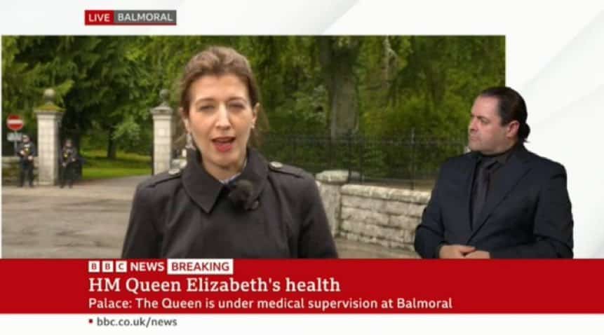 Una reportera de la BBC se ve vestida de negro mientras le da cobertura al estado de salud de la Reina Isabel II 