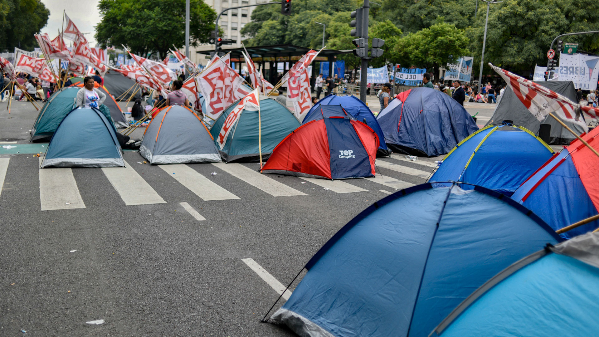 Tras 20 horas de corte en la avenida 9 de Julio, piqueteros amenazan con quedarse por tiempo indeterminado