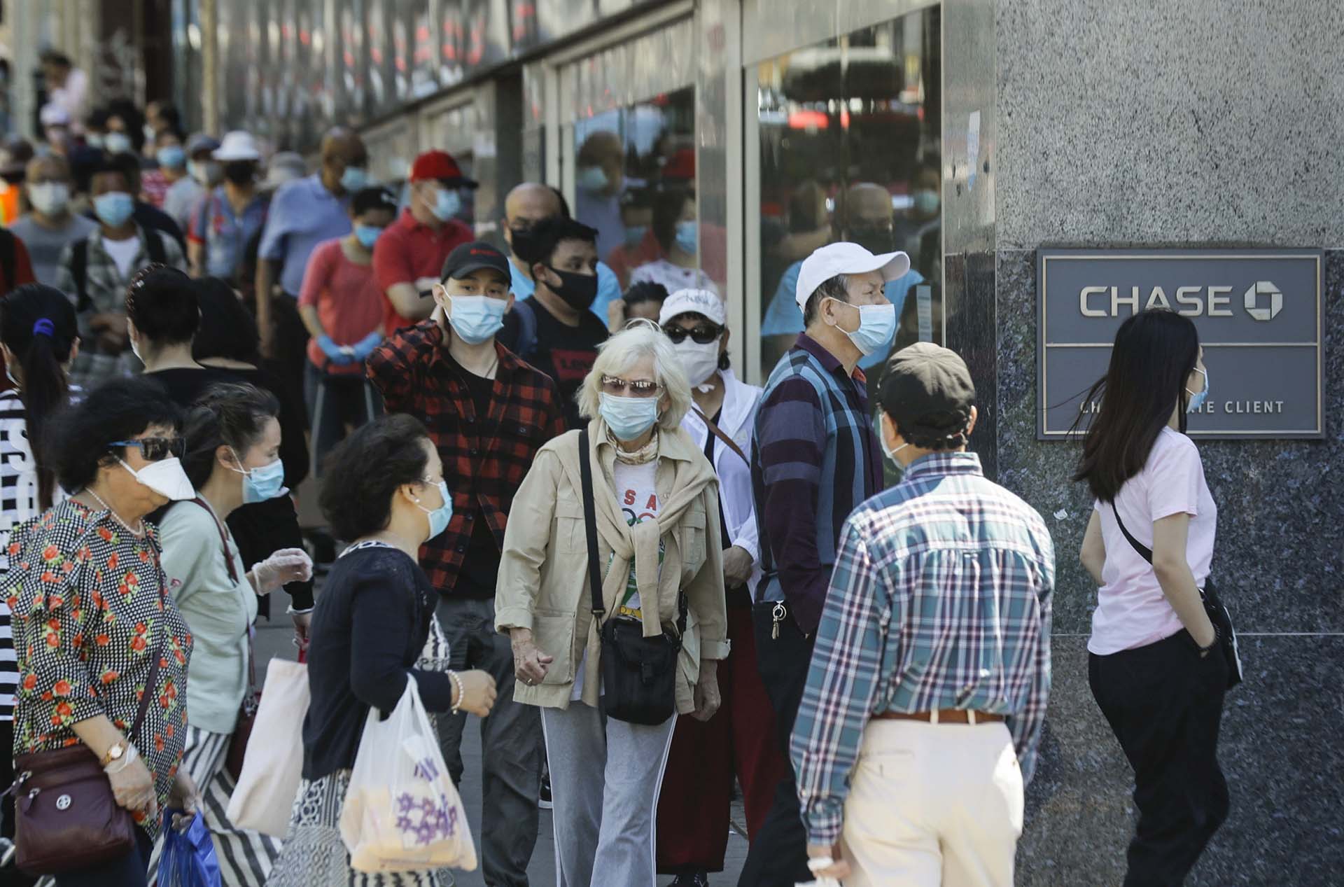 Peatones caminan frente a una sucursal del banco Chase en la zona de Flushing, Queens, Nueva York. 