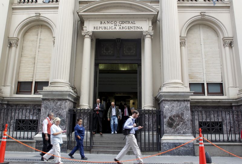 Foto de archivo: Transeúntes pasan delante del Banco Central de la República Argentina (BCRA) en el distrito financiero de Buenos Aires. 26 mar, 2015.  REUTERS/Agustin Marcarian