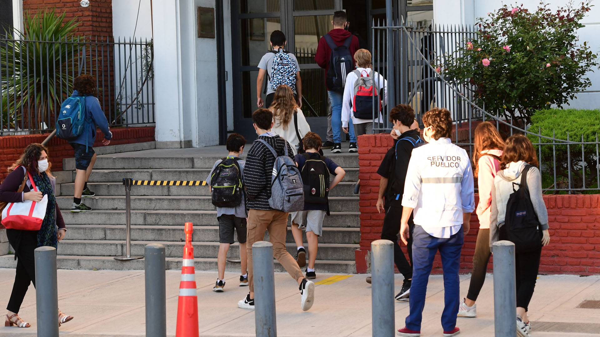Los alumnos del Colegio ORT, en Belgrano, ingresando esta mañana (Foto: Maximiliano Luna)