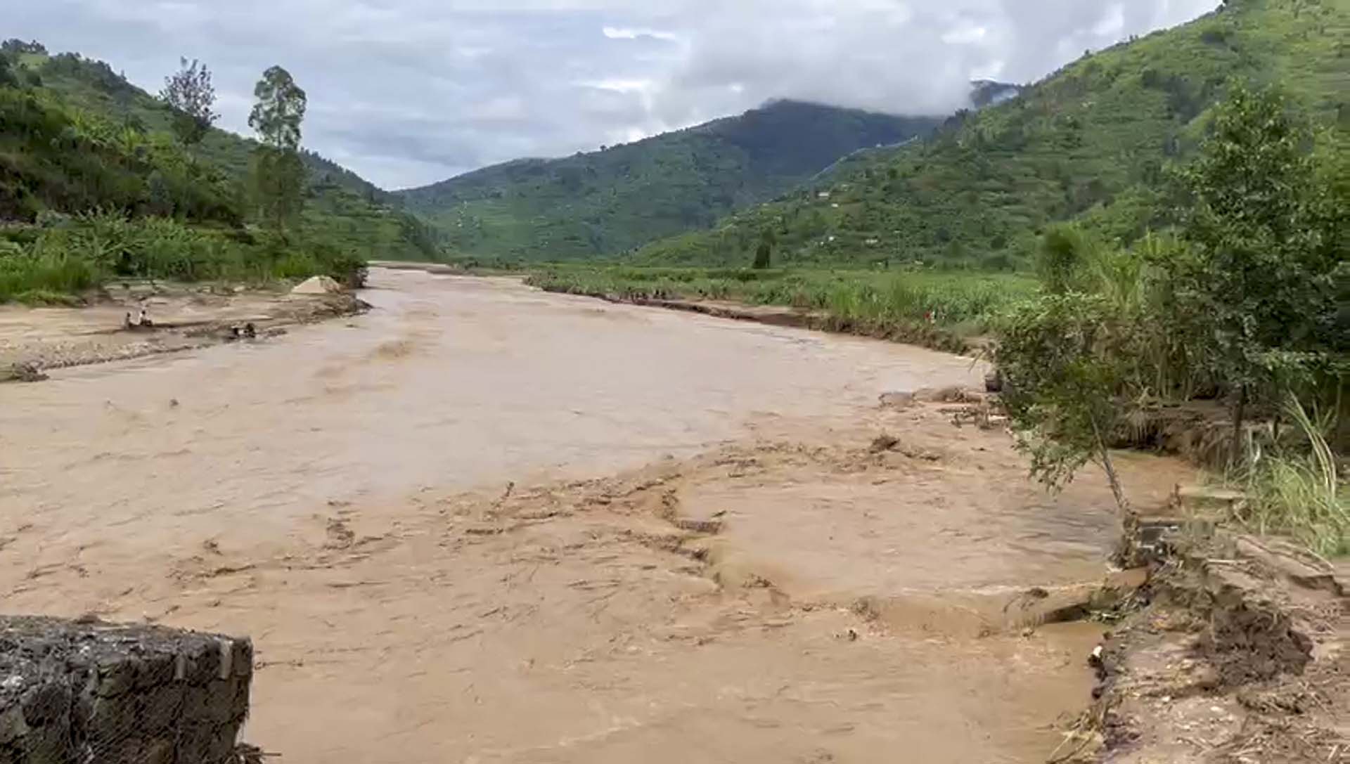 Un río crecido en el oeste de Ruanda  (RwandaTV vía AP)