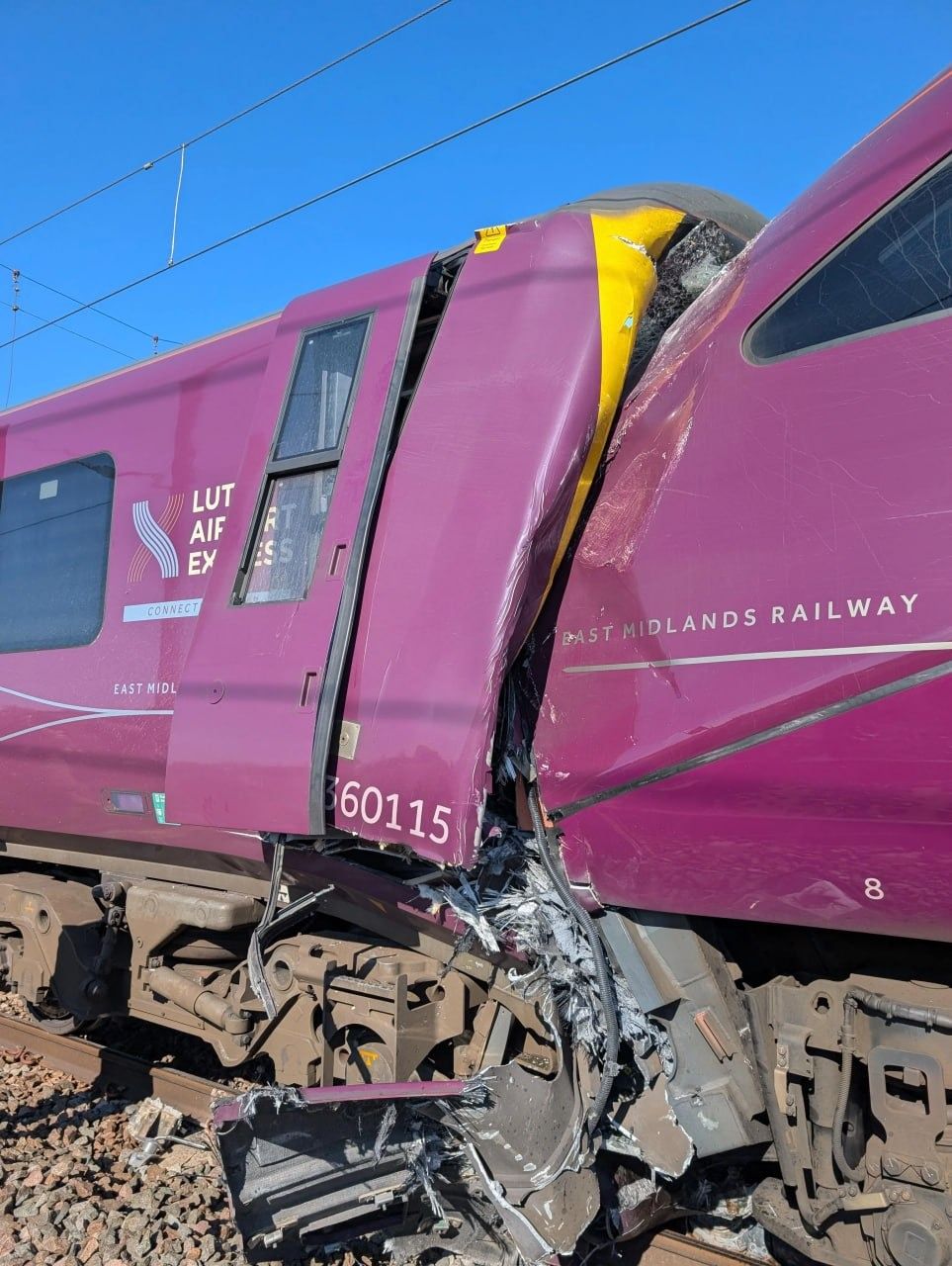 Dos trenes chocaron en Inglaterra: reportan m&uacute;ltiples heridos