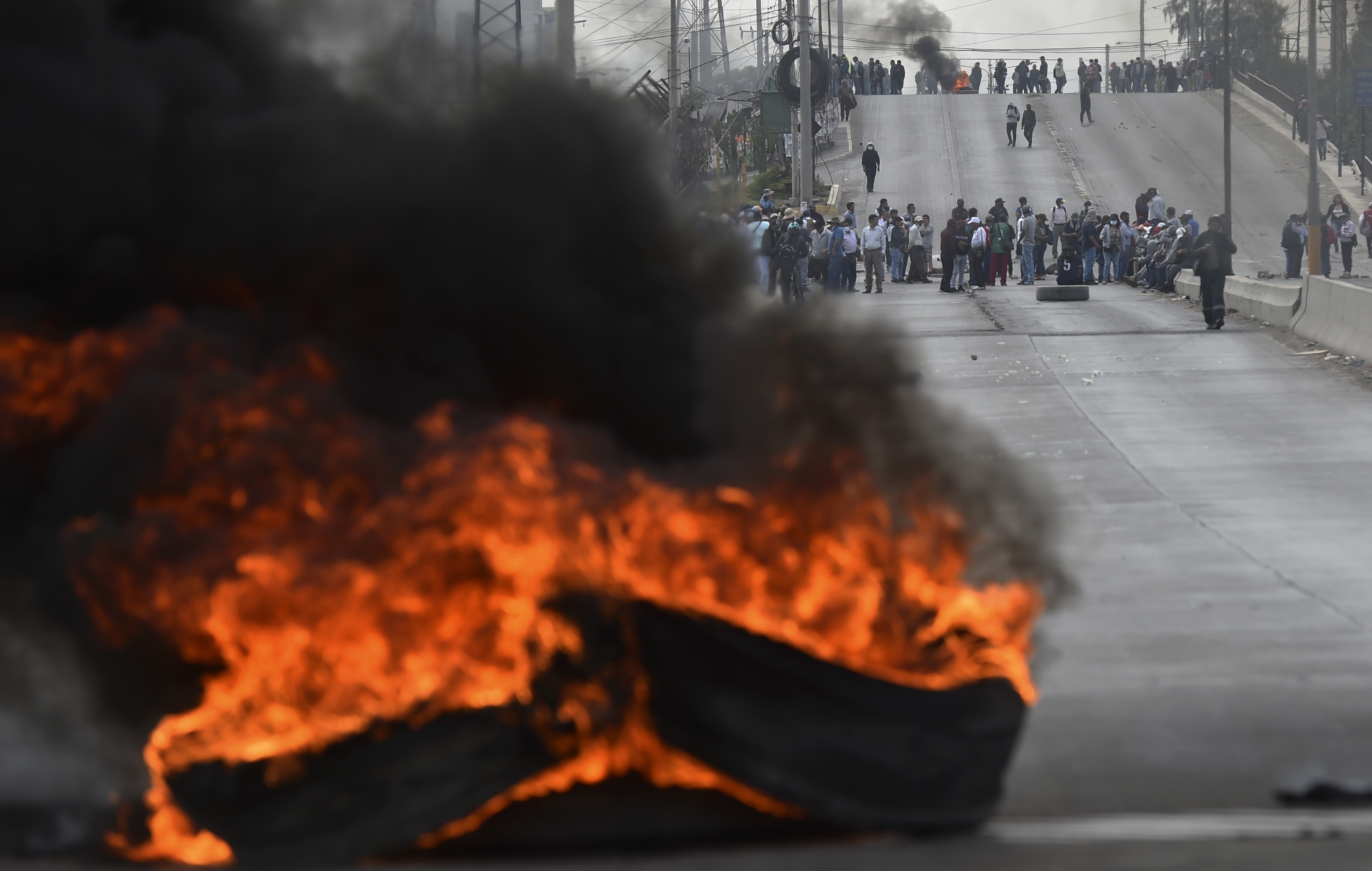 Manifestantes bloquean una carretera para protestar contra el Congreso y el gobierno de la presidenta peruana Dina Boluarte en Arequipa, Perú, el jueves 19 de enero de 2023. (AP Foto/José Sotomayor)