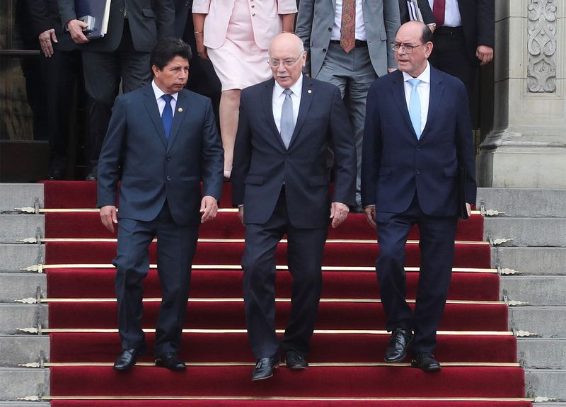 El presidente Castillo, Eladio Loizaga, representante del Secretario General de la OEA, y el canciller peruano César Landa, caminan juntos después de una reunión, en Lima, Perú, el 21 de noviembre de 2022. (REUTERS/Sebastian Castaneda)