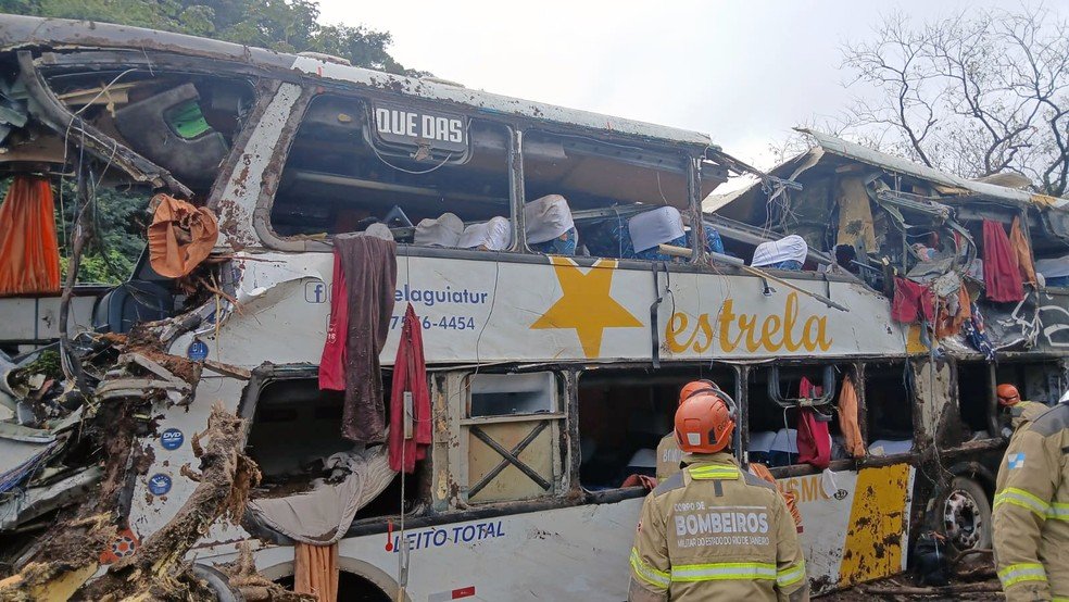Tr&aacute;gico accidente en Brasil: diez personas murieron tras volcar un autob&uacute;s con 47 pasajeros en la sierra de R&iacute;o de Janeiro