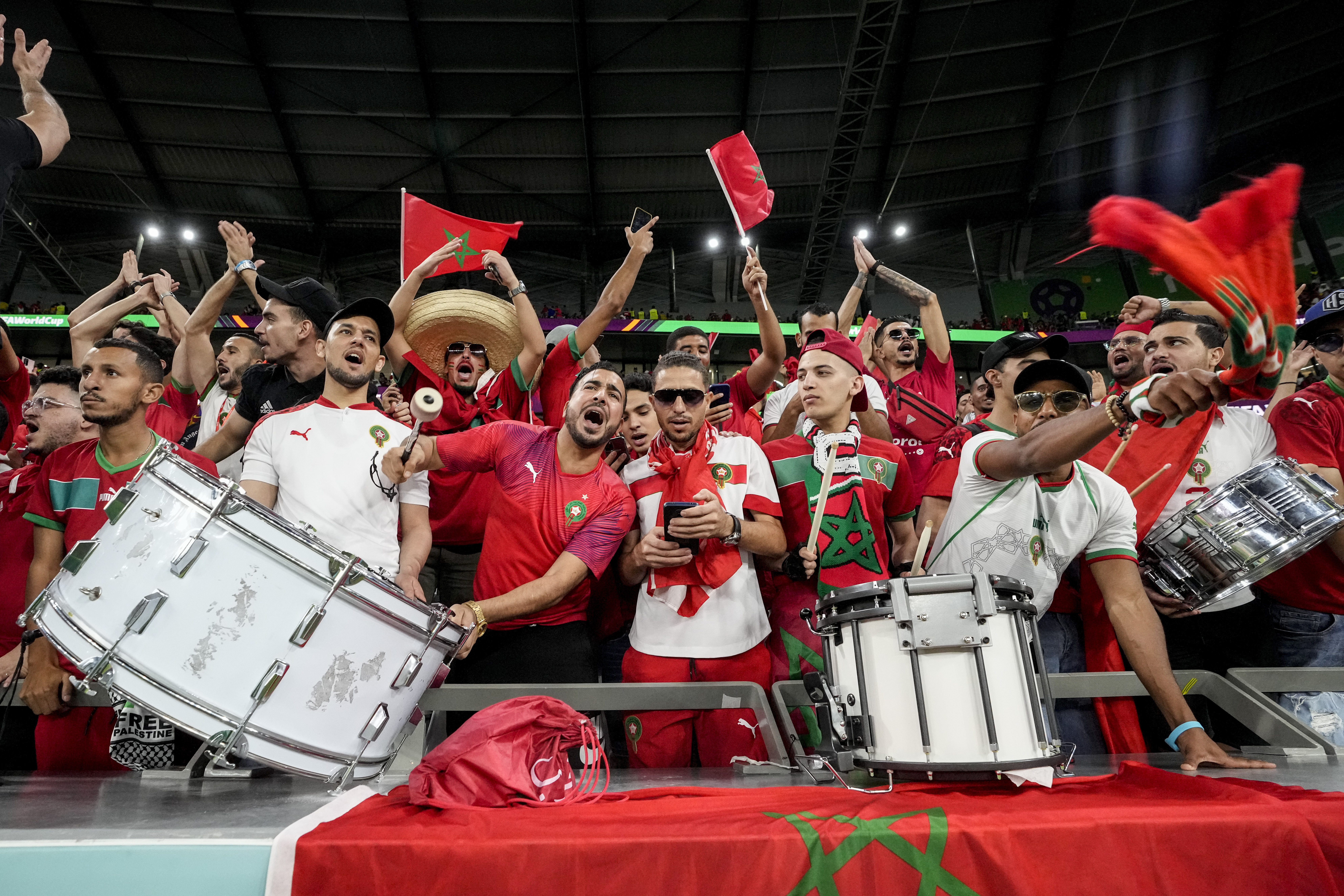 Los fanáticos marroquíes, de los más bulliciosos de toda la Copa del Mundo (Foto: AP Photo/Martin Meissner)