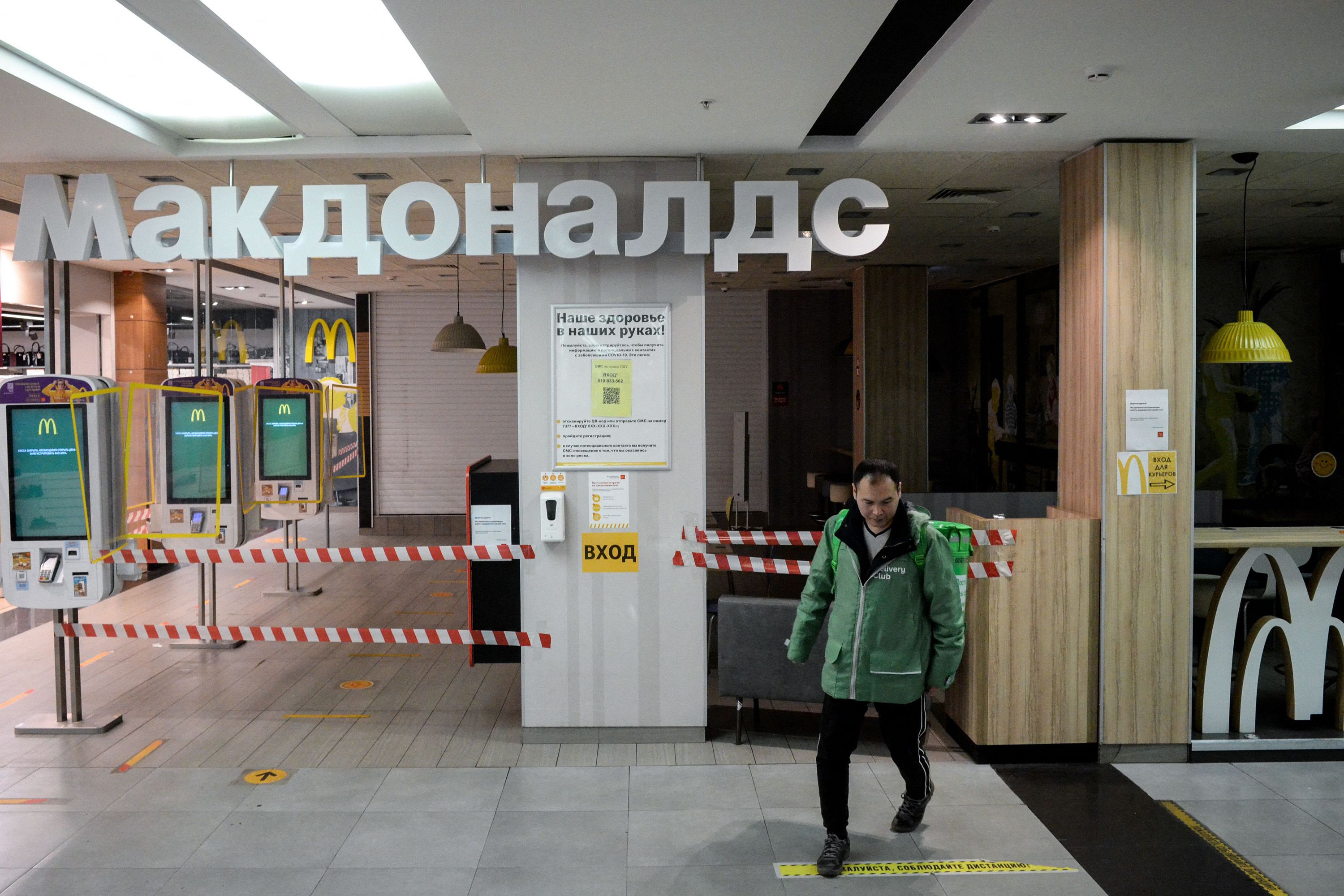 Ein Blick auf ein geschlossenes McDonald's-Restaurant in einem Einkaufszentrum in Moskau am 16. März 2022.