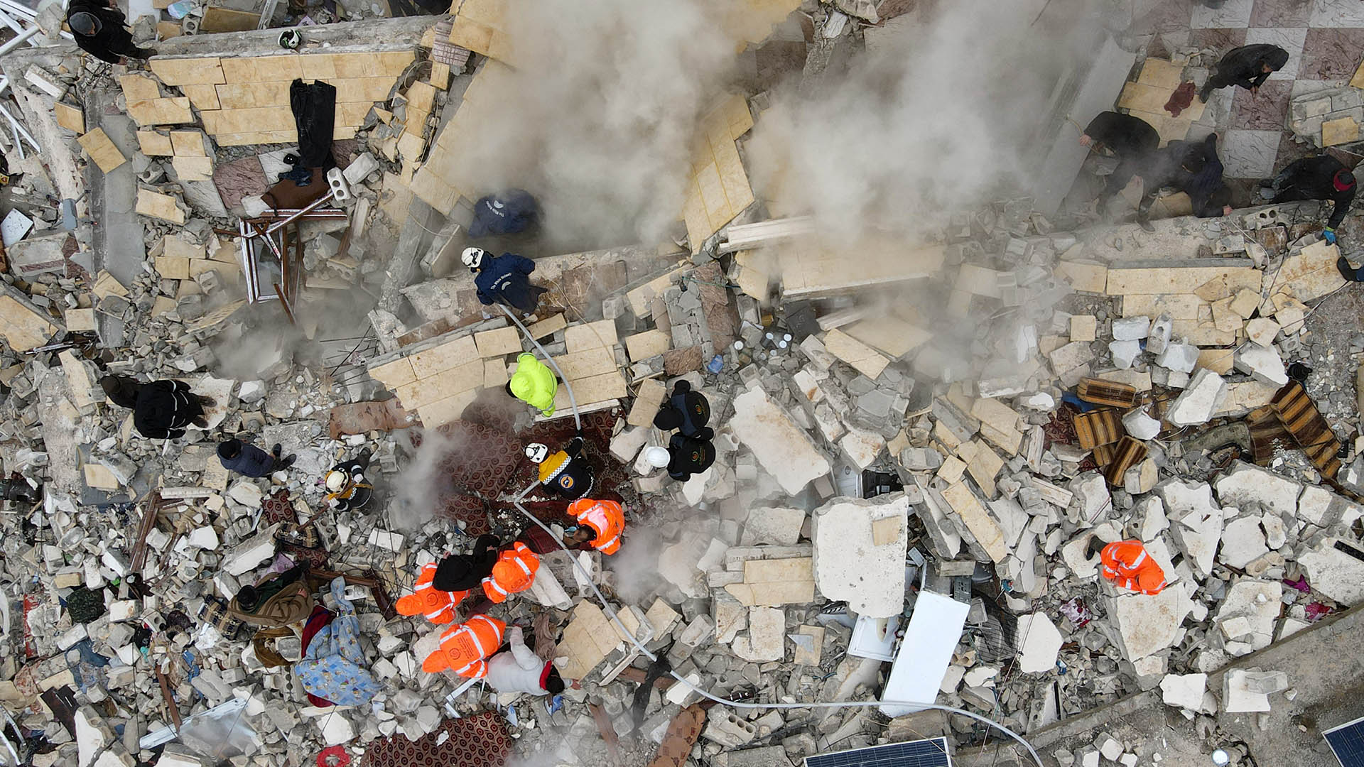 El sismo de magnitud 7.8 dejó más de 3 millares de muertos (MUHAMMAD HAJ KADOUR / AFP)
