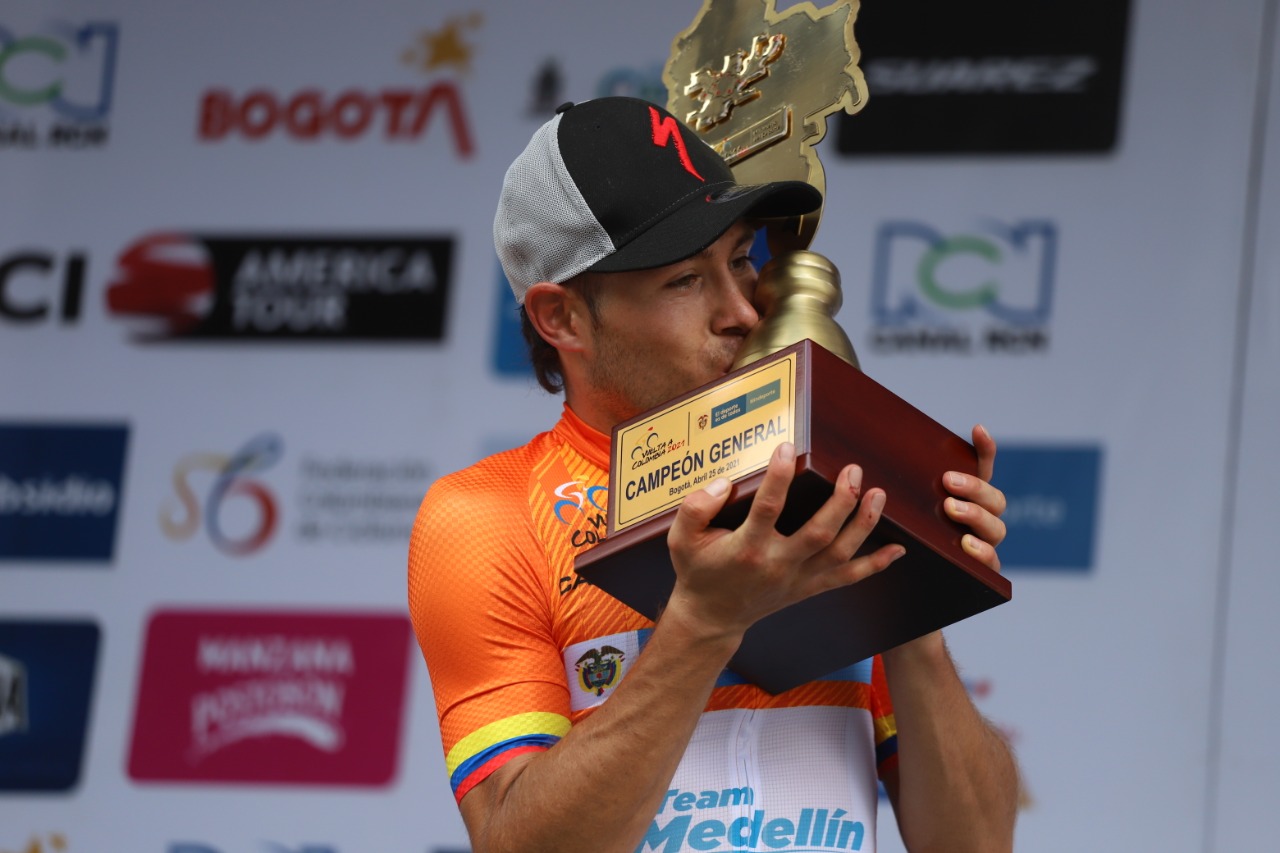 José ‘Tito’ Hernández levantando el título como campeón de la Vuelta a Colombia 2021. Foto: Twitter Vuelta a Colombia.