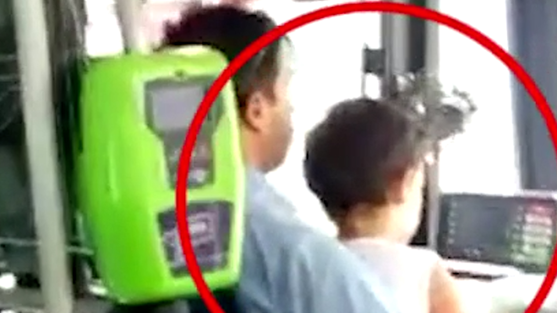 Irresponsabilidad al volante: un chofer de colectivo fue filmado mientras conducía con un niño encima de sus piernas