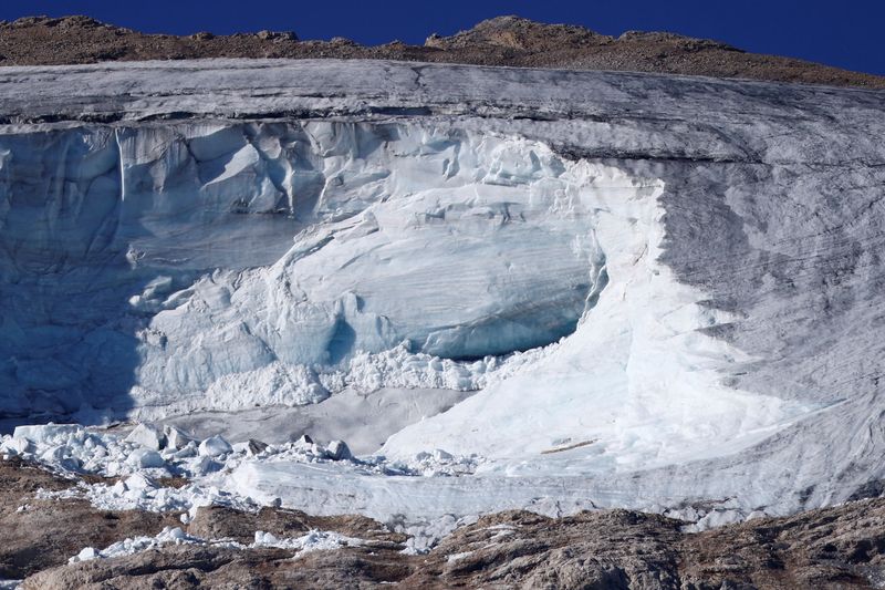 Una vista muestra el lugar de un colapso mortal de partes de un glaciar de montaña en los Alpes italianos en medio de temperaturas récord, en la cresta de Marmolada, Italia (REUTERS/Guglielmo Mangiapane)