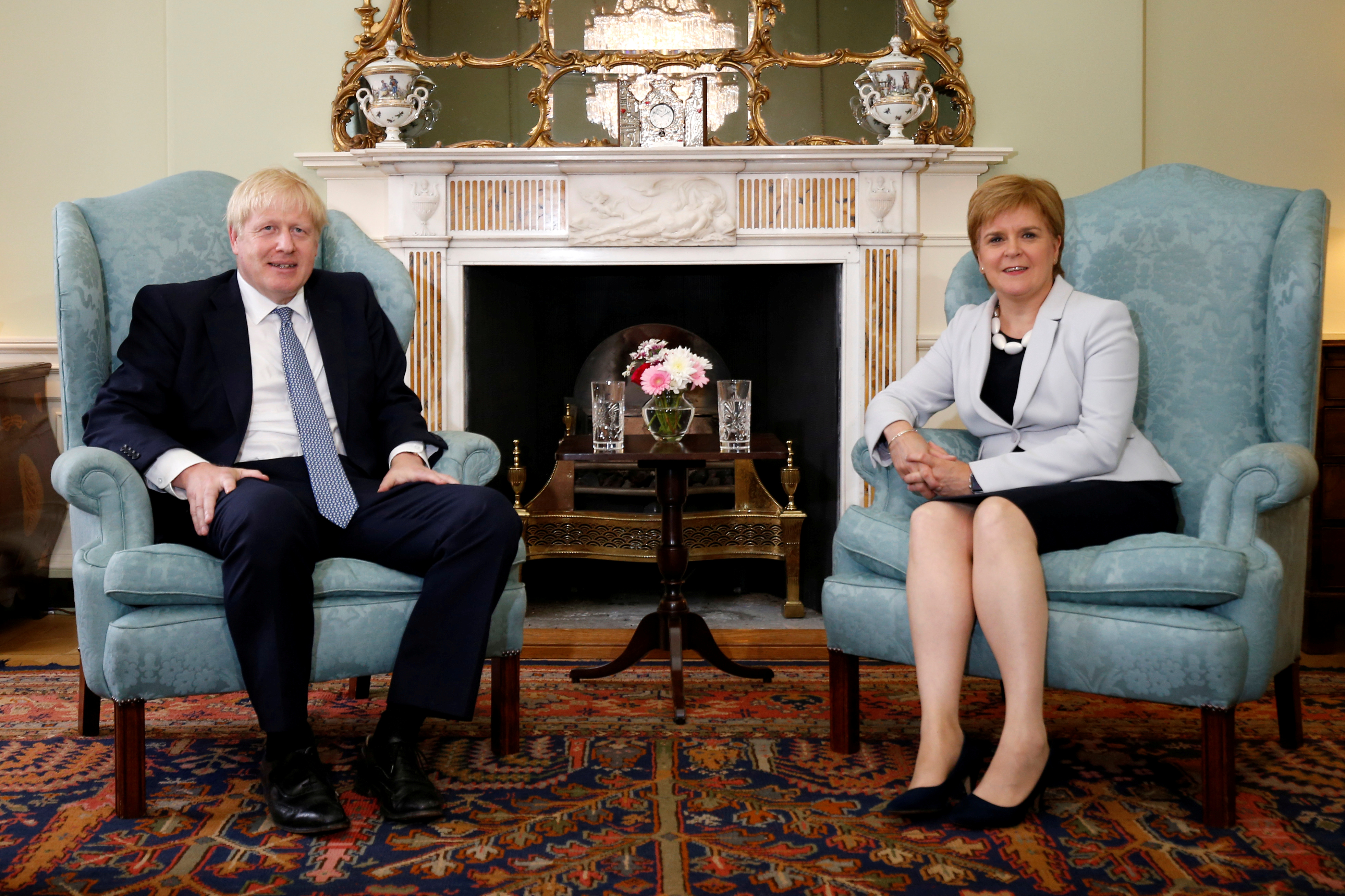FOTO DE ARCHIVO: El primer ministro británico, Boris Johnson, junto a la primera ministra escocesa, Nicola Sturgeon, en Bute House en Edimburgo, Reino Unido, 29 de julio de 2019. Duncan McGlynn / Pool vía REUTERS 