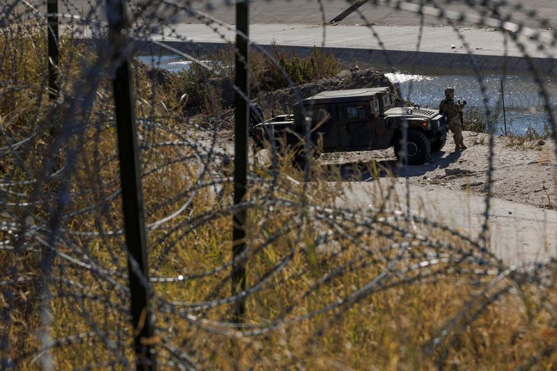 FOTO DE ARCHIVO: Un miembro de la Guardia Nacional de Texas junto a un vehículo junto al río Bravo, la frontera entre México y EEUU (REUTERS/Carlos Barria)