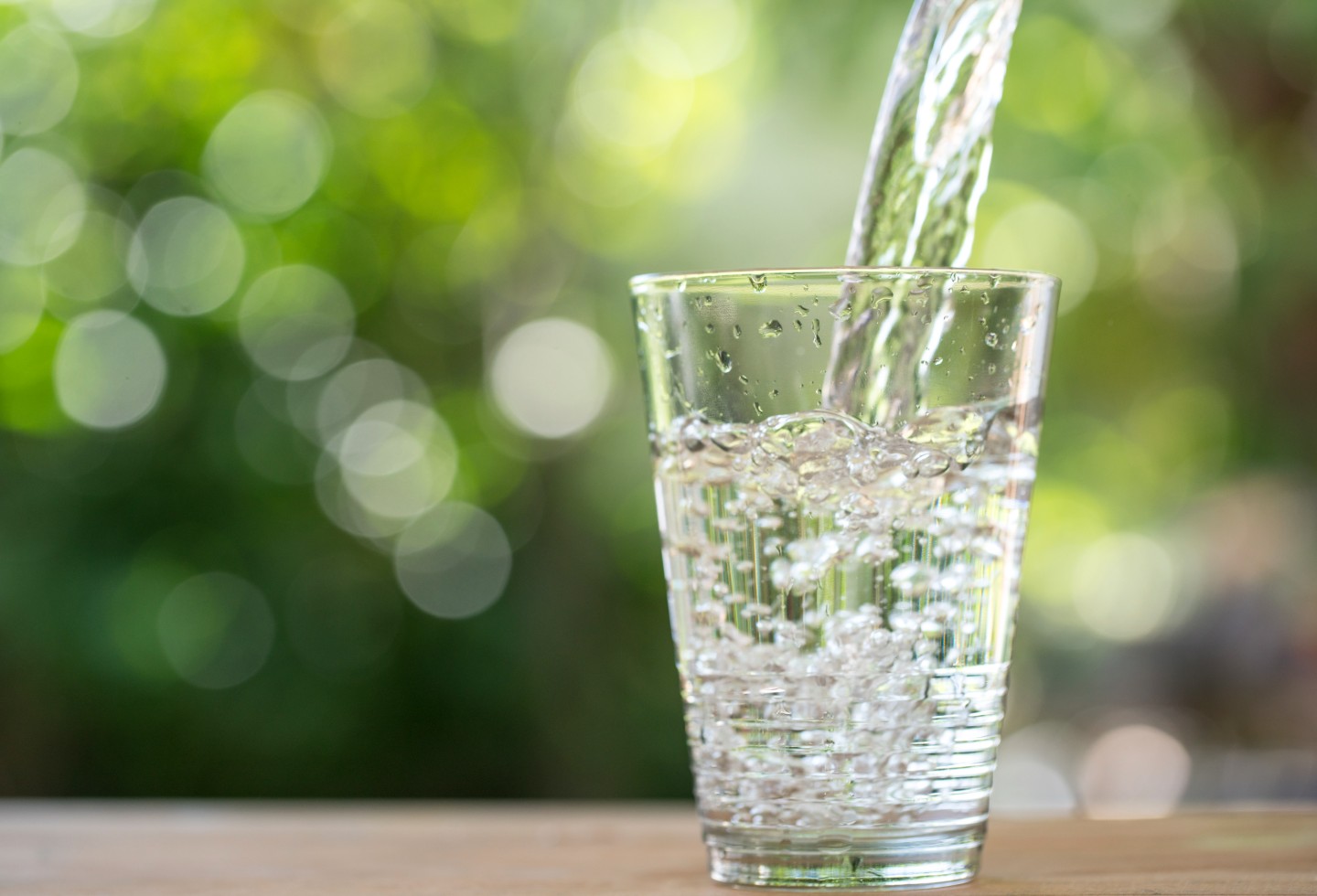 Tomar agua ayuda en la digestión y mantiene hidratado el cuerpo