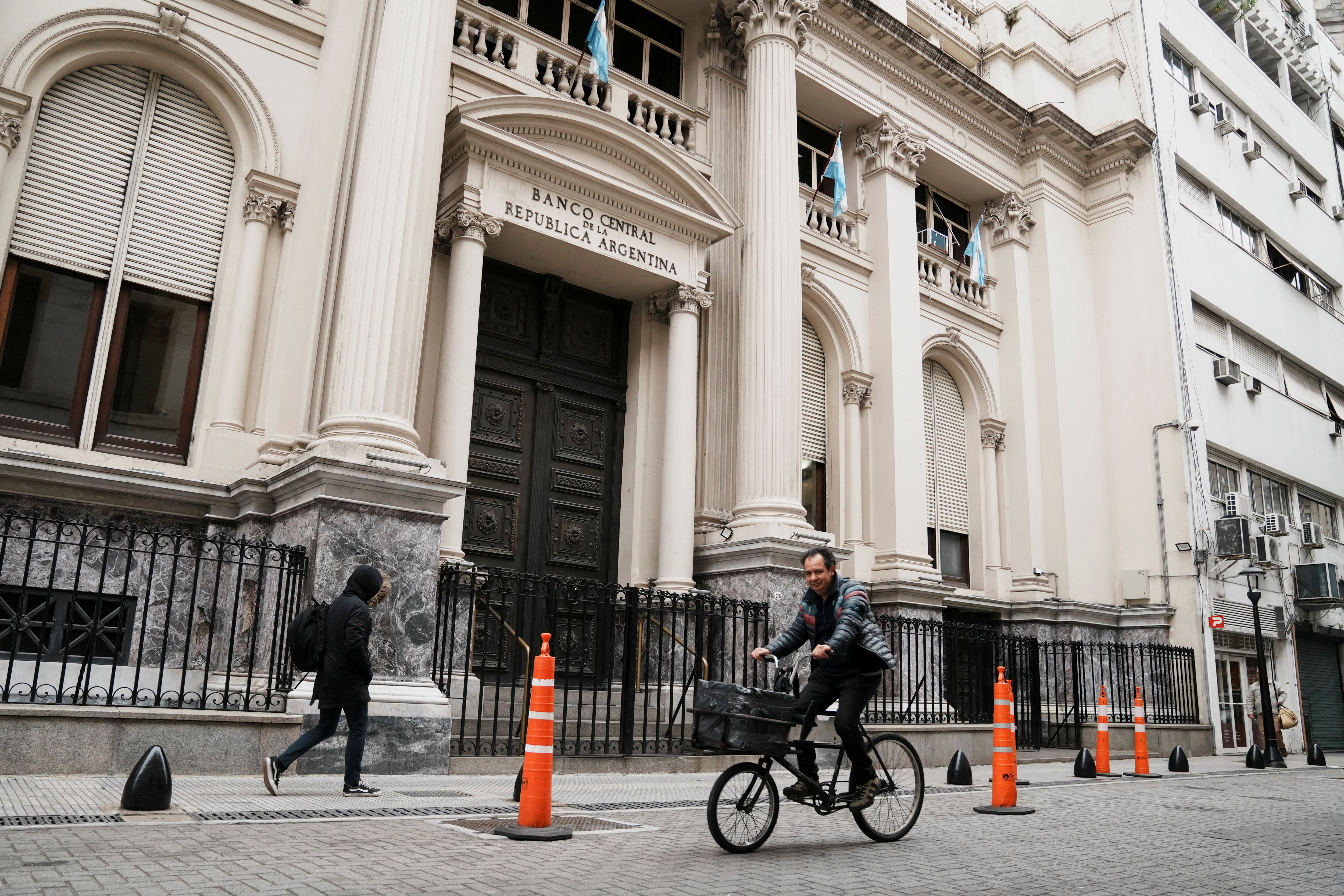 Defender un dólar a $1.500 o priorizar tasas bajas que impulsen la actividad: la pulseada de Economía que mira de cerca el mercado