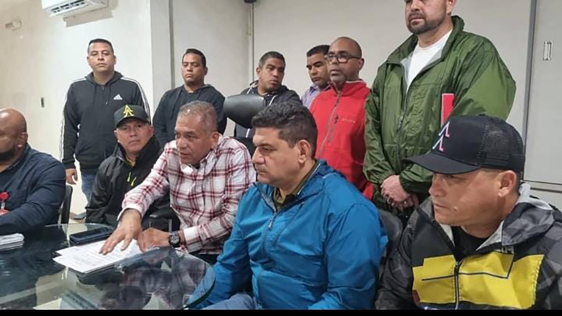 El Gobernador de Bolívar con el alcalde, diputado en el acuerdo con los dirigentes de la protesta de Sidor 