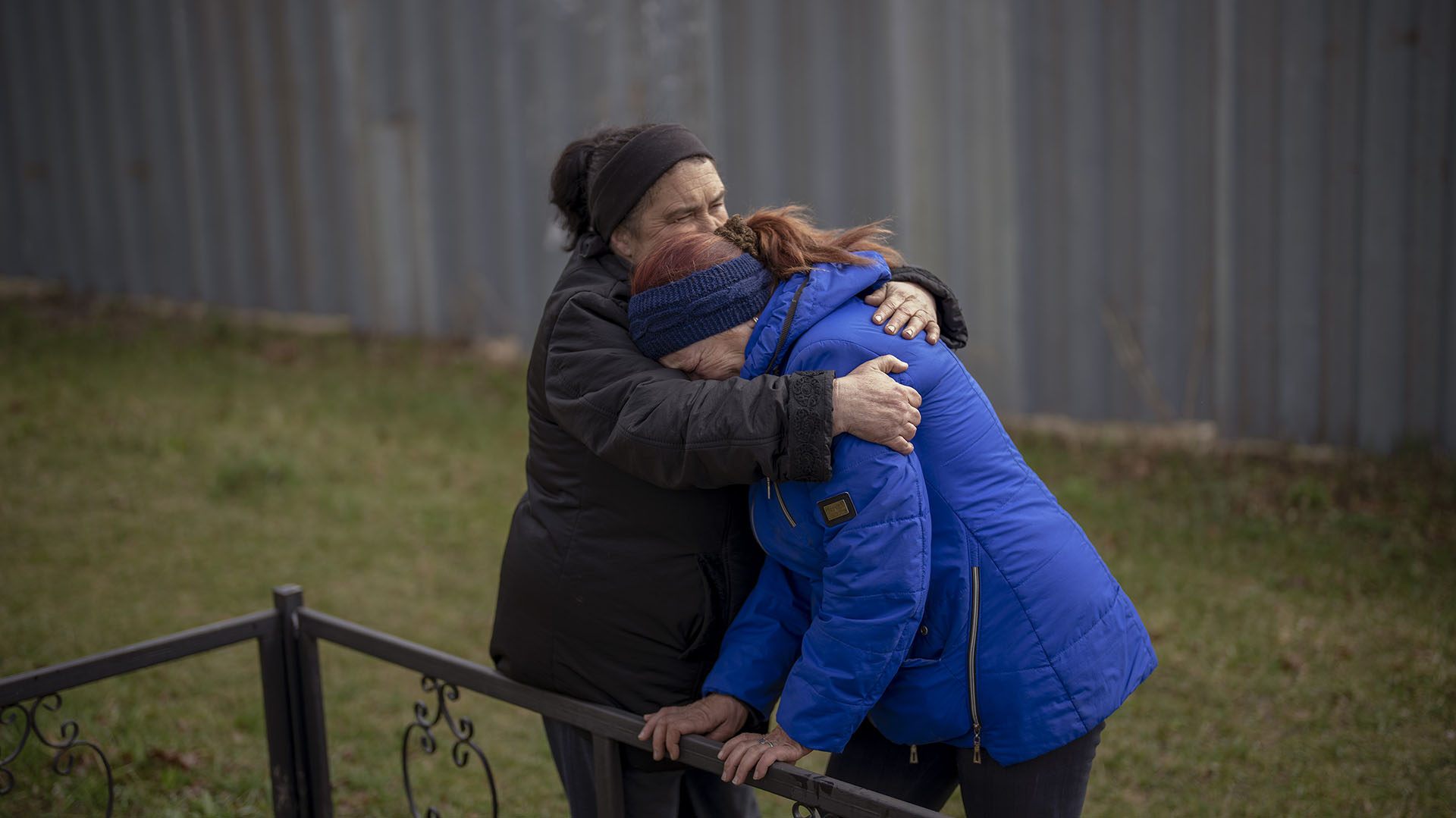 Ira Slepchenko, de 54 años, y Valya Naumenko, de 47, se abrazan, llorando la muerte de sus respectivos esposos, durante una exhumación de cuatro civiles asesinados y enterrados en una fosa común en Mykulychi, Ucrania. (AP Foto/Emilio Morenatti) 