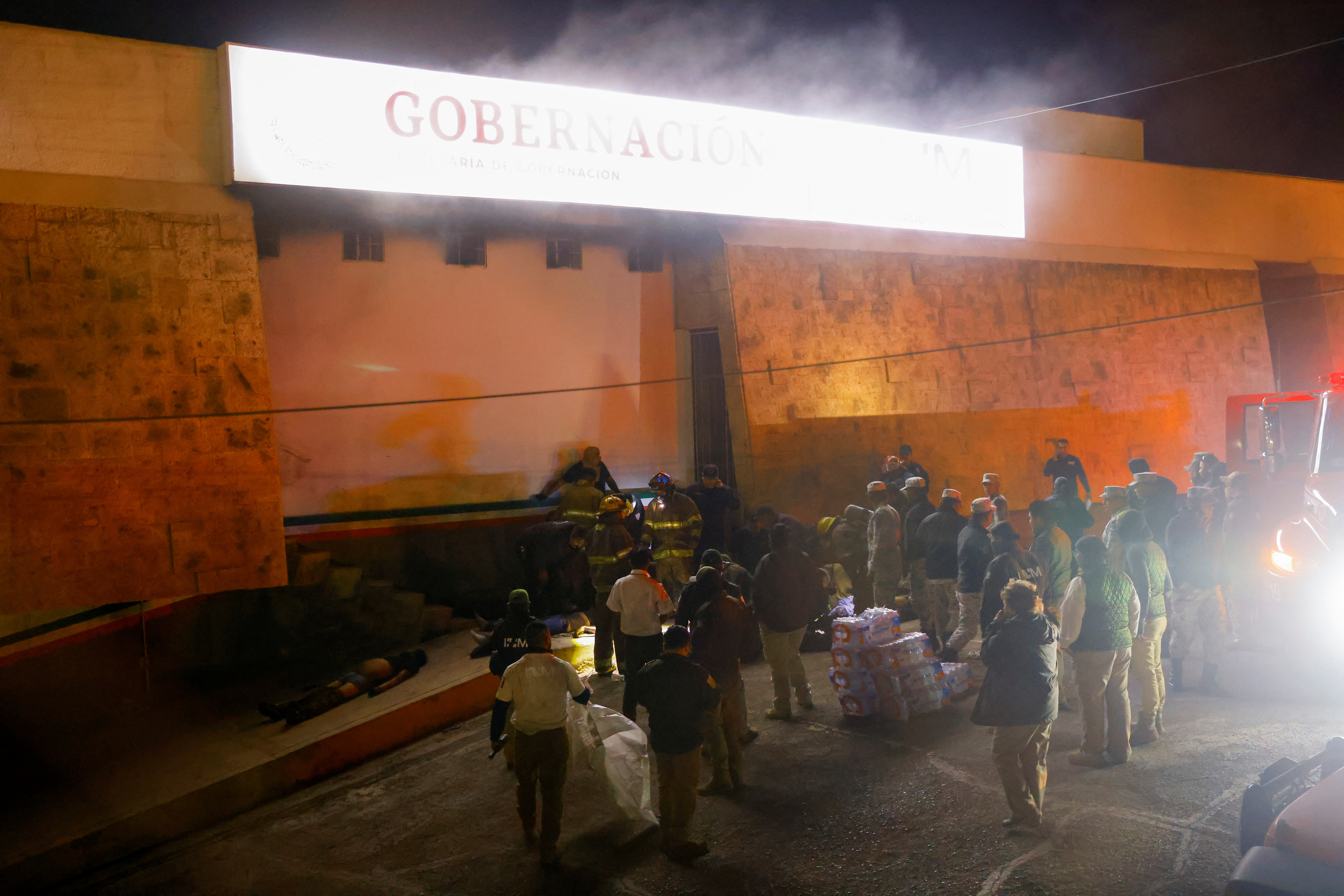 Familiares de las víctimas en la estación del INM en Ciudad Juárez reprocharon la falta de seguridad en las instalaciones
(Foto: REUTERS/Jose Luis Gonzalez)